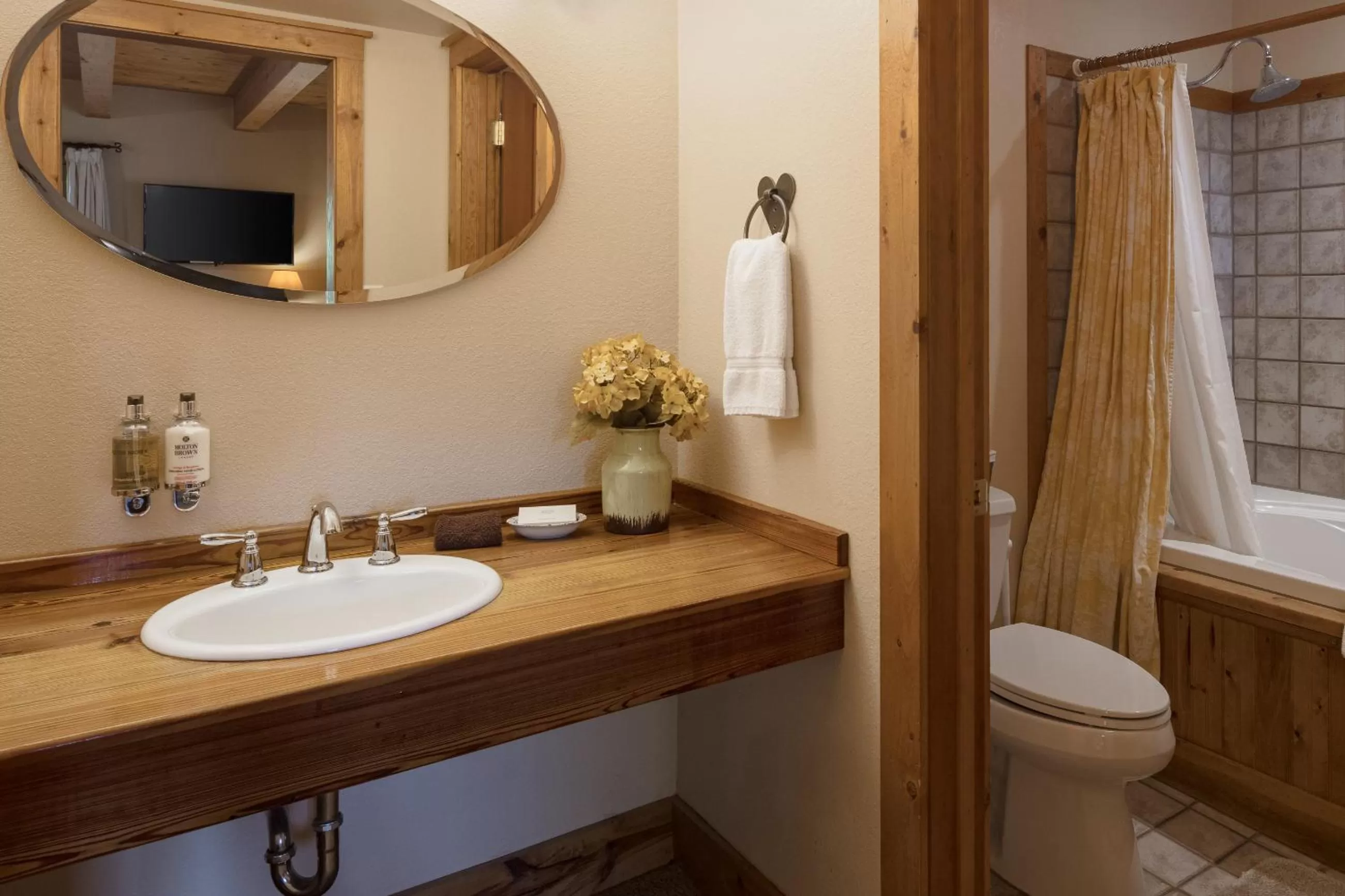 Bathroom in Sunflower Hill Inn