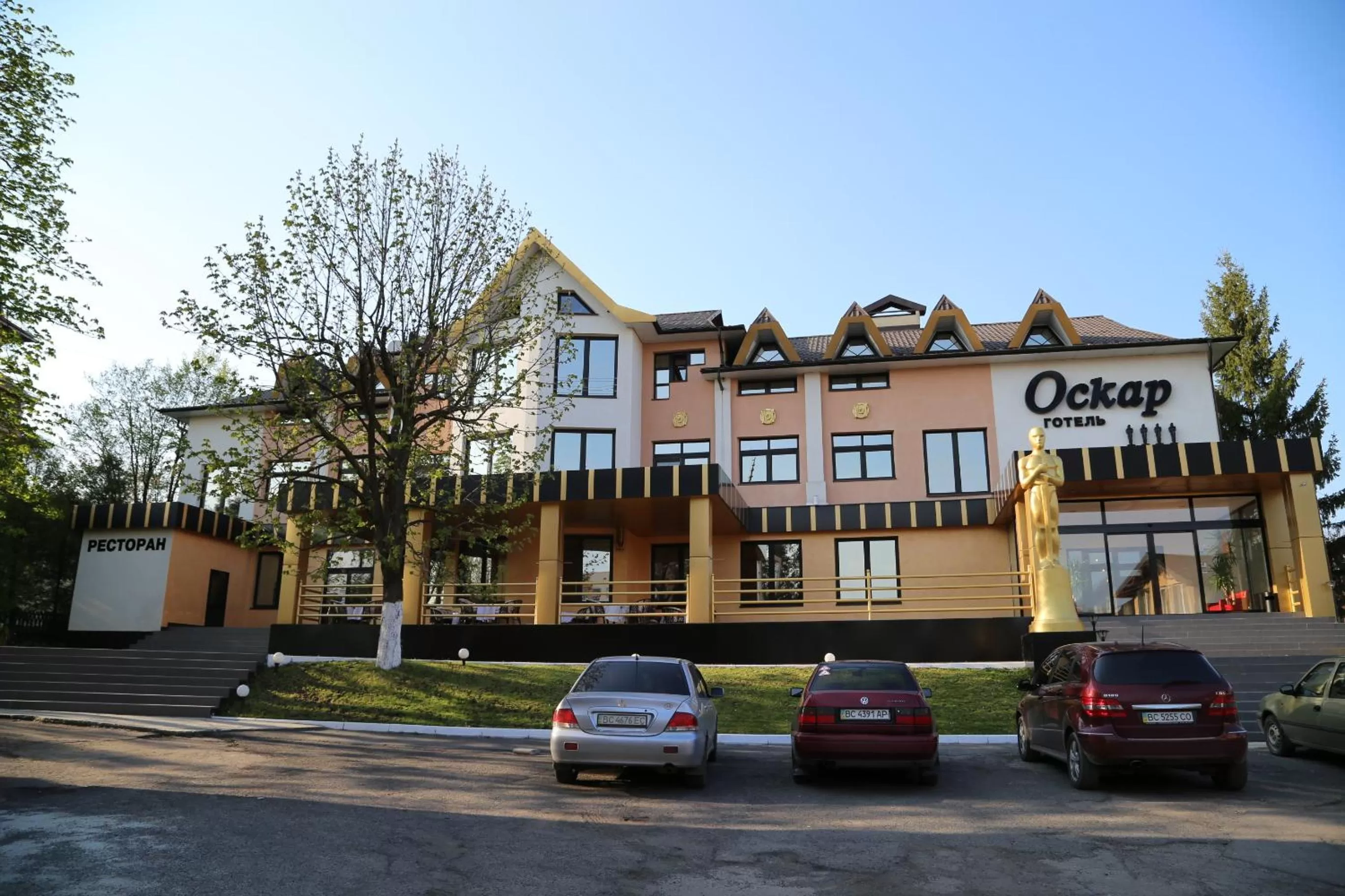 Facade/entrance, Property Building in Oscar
