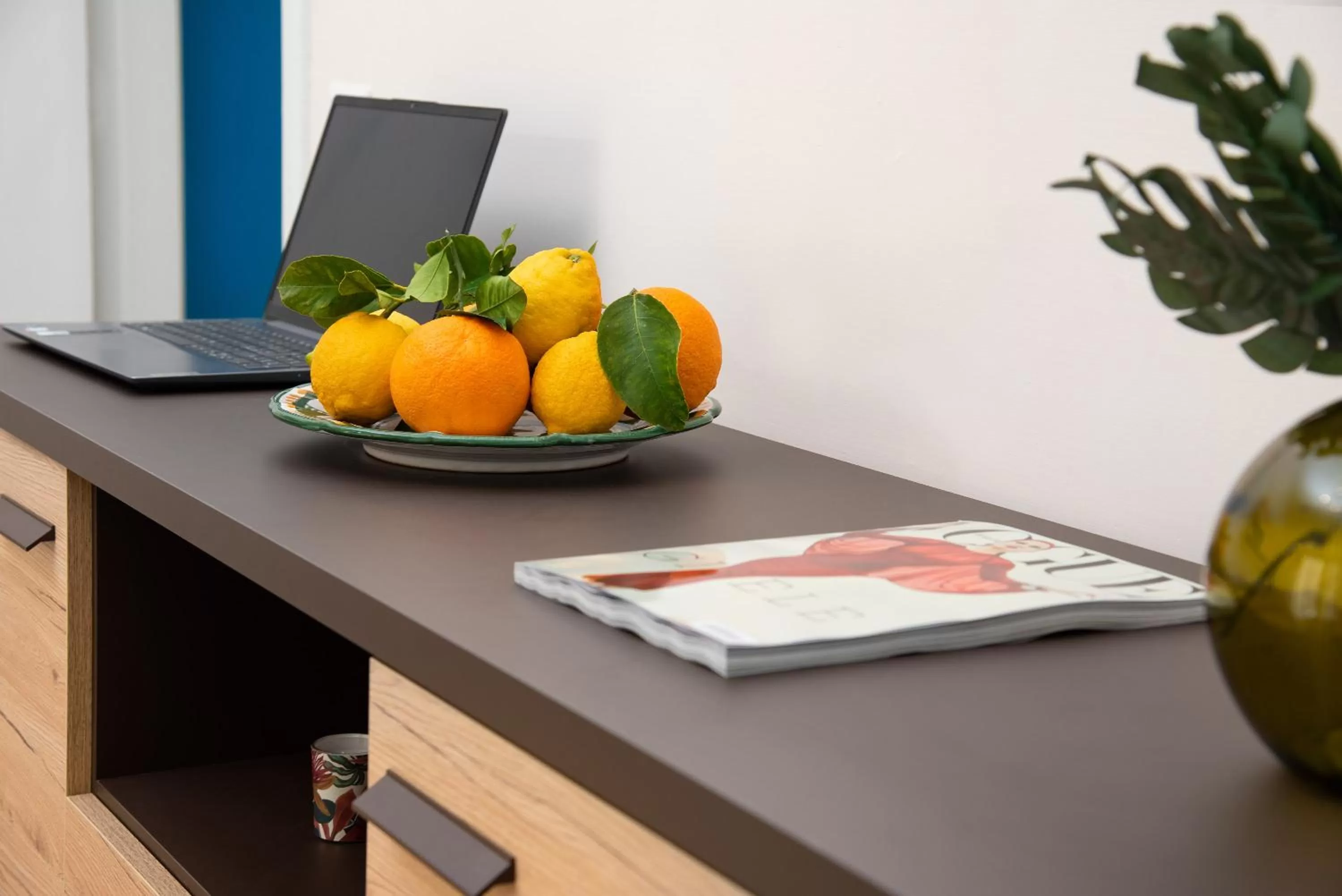 Decorative detail in Stanza Tasso - De Vivo Realty Sorrento