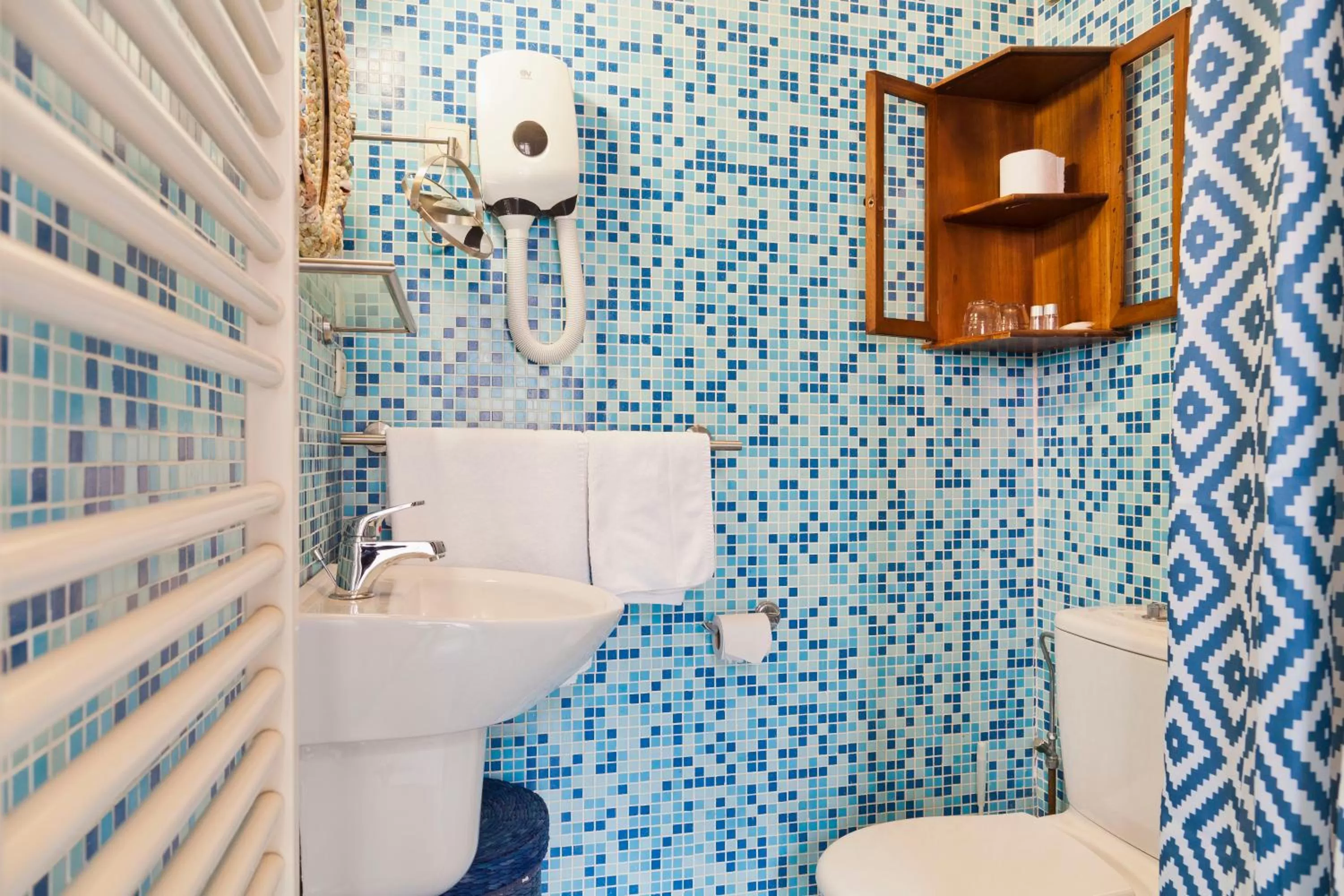 Bathroom in Hotel Diamonds and Pearls