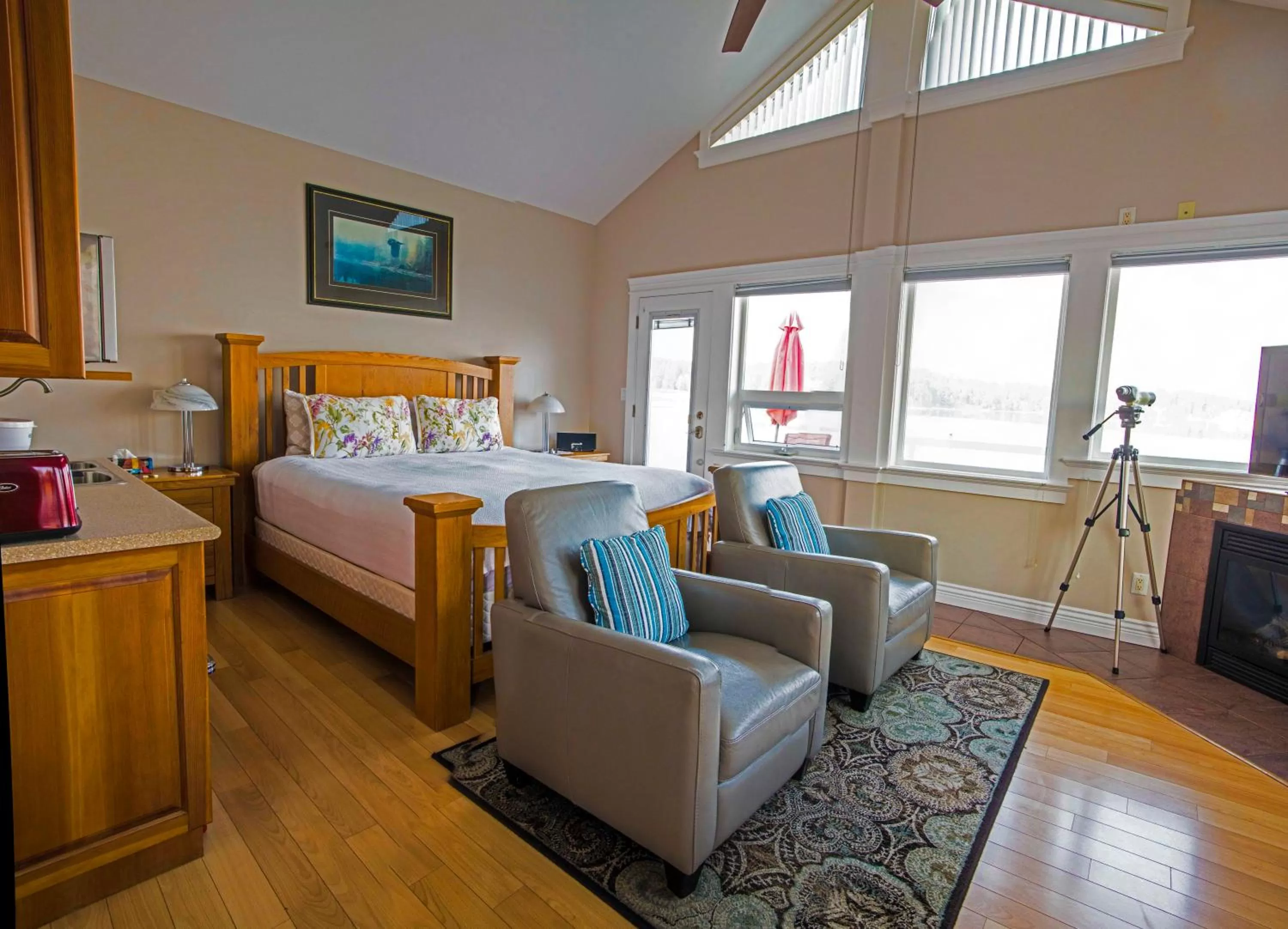 Living room, Bed in Birds of a Feather Victoria Oceanfront Studio Suites