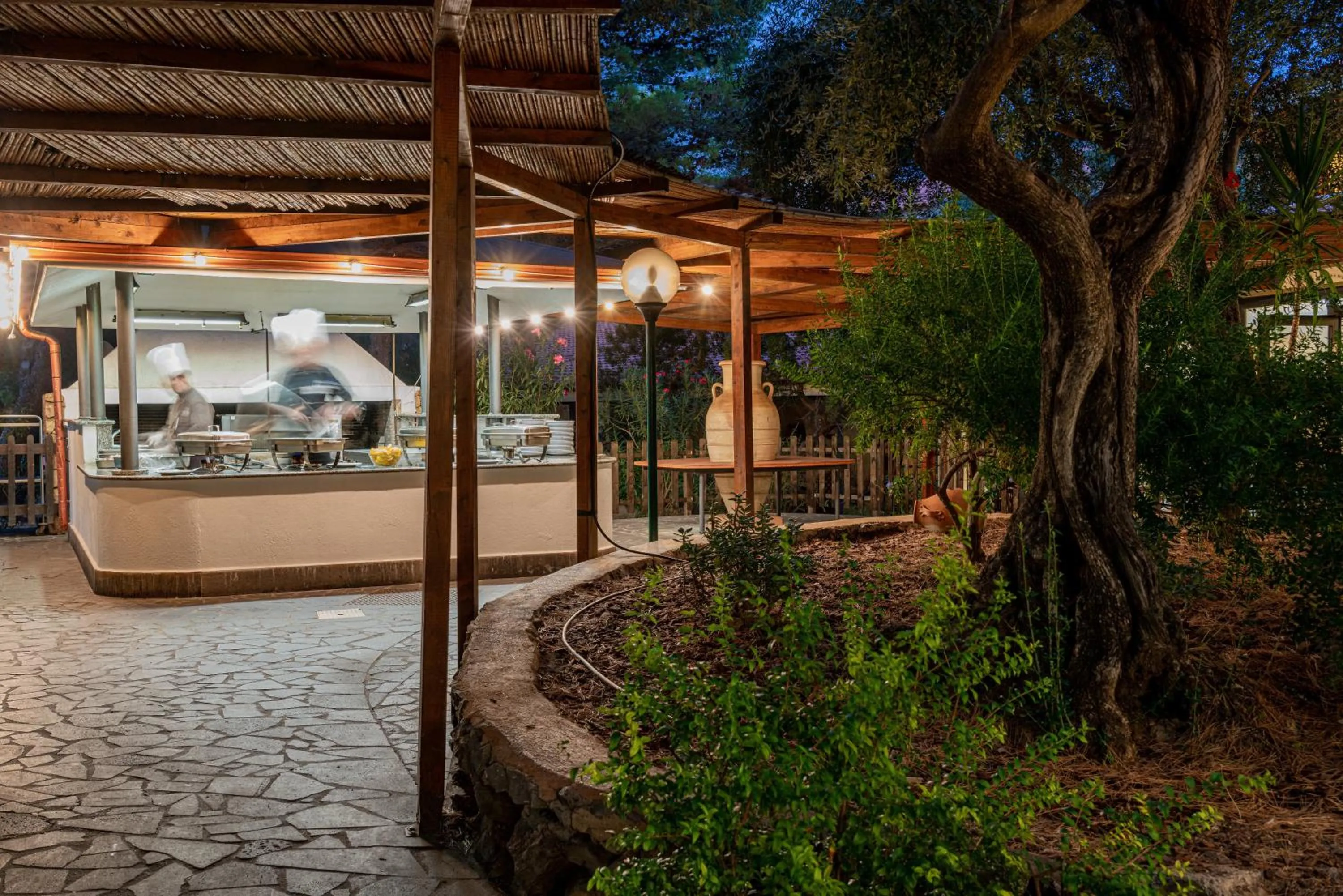 Restaurant/places to eat in Club Esse Palmasera