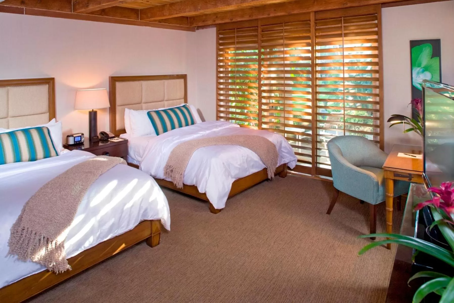 Queen Room with Garden View in Humphreys Half Moon Inn