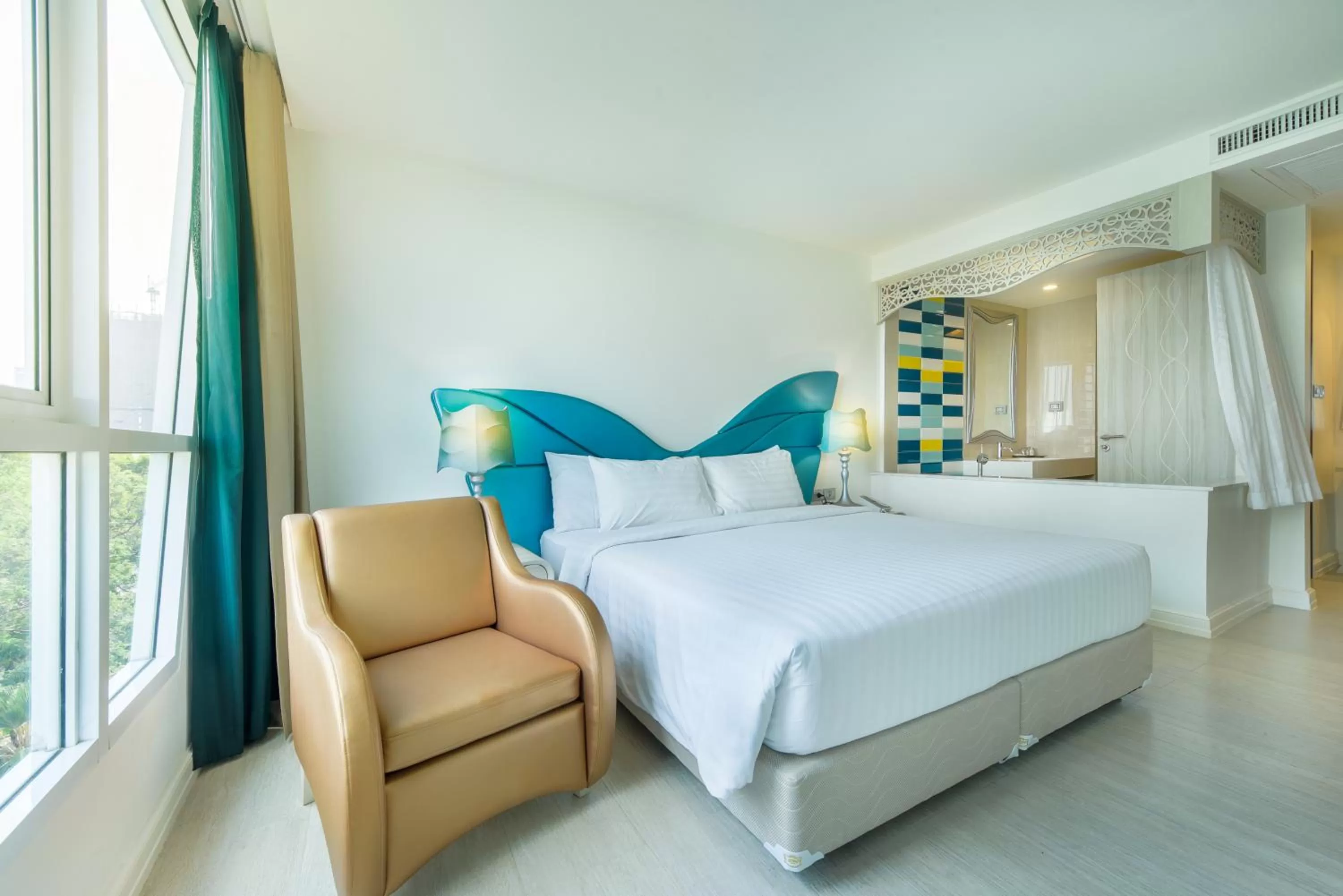 Seating area, Bed in Le Tada Parkview Hotel