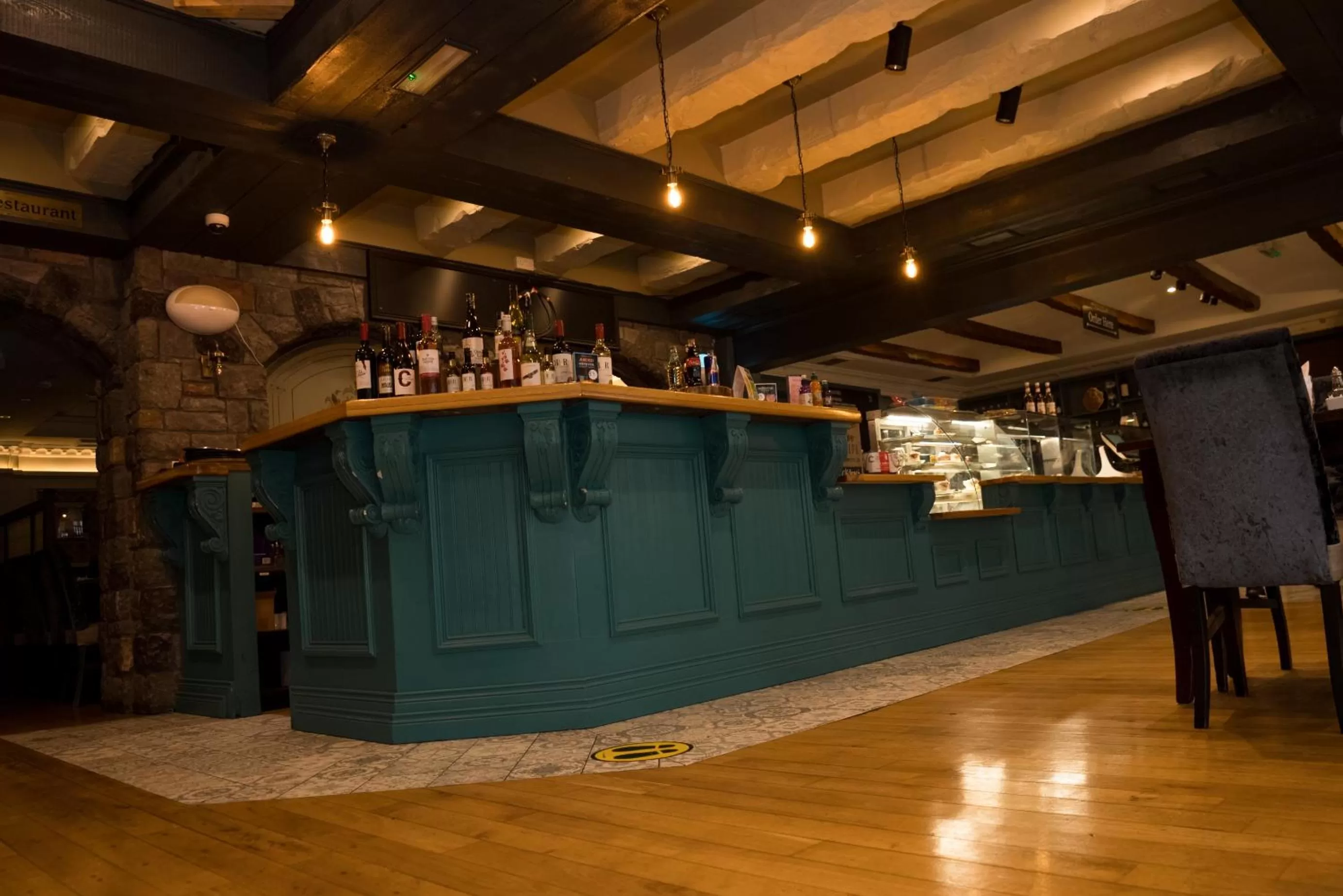 Restaurant/places to eat in Walsh's Hotel and Apartments