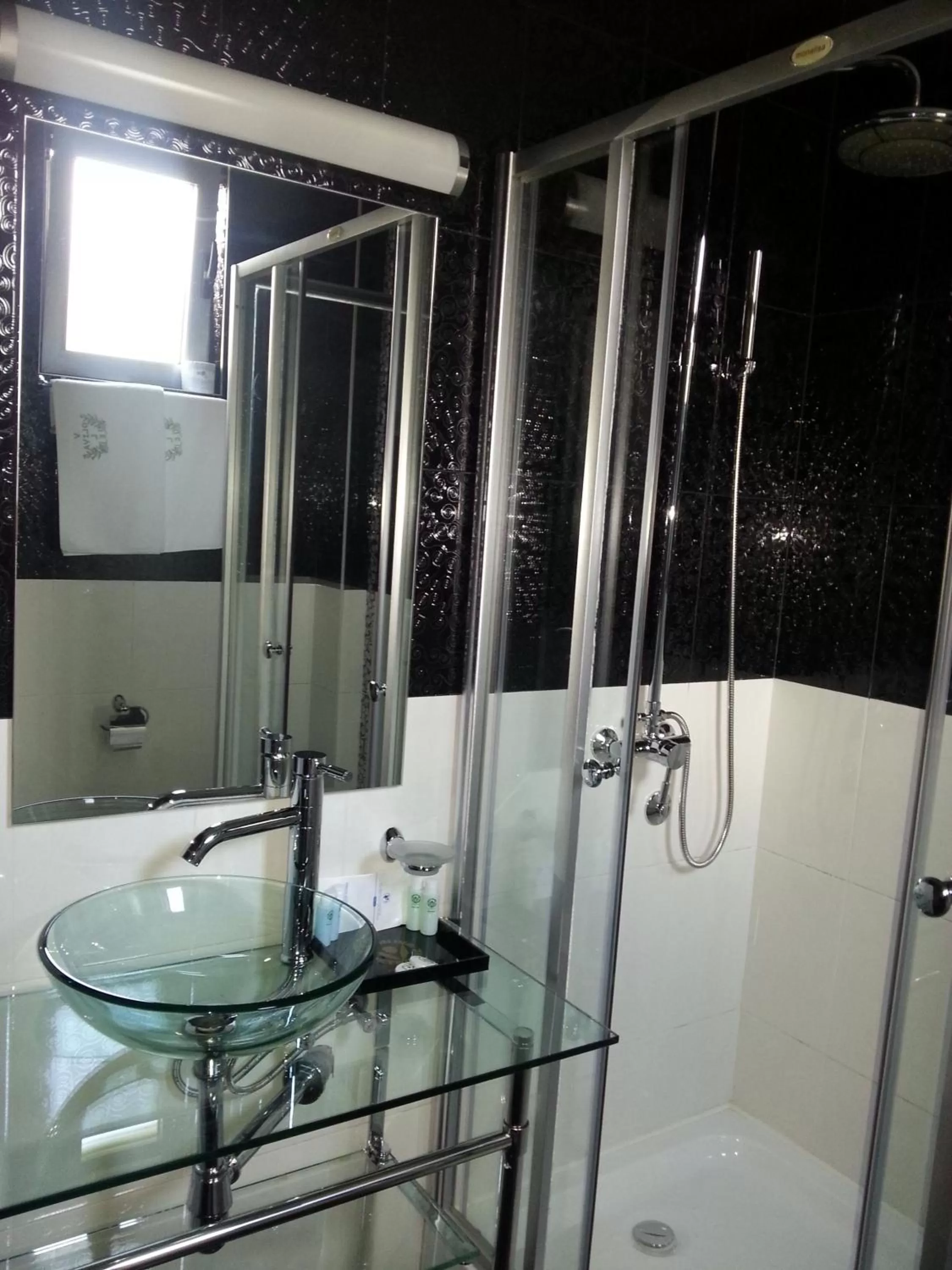 Shower in Hotel Crnogorska Kuća