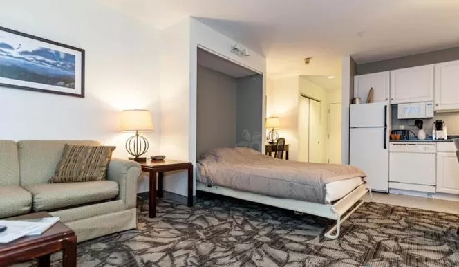 Living room, Bed in Grand Summit Hotel at Attitash