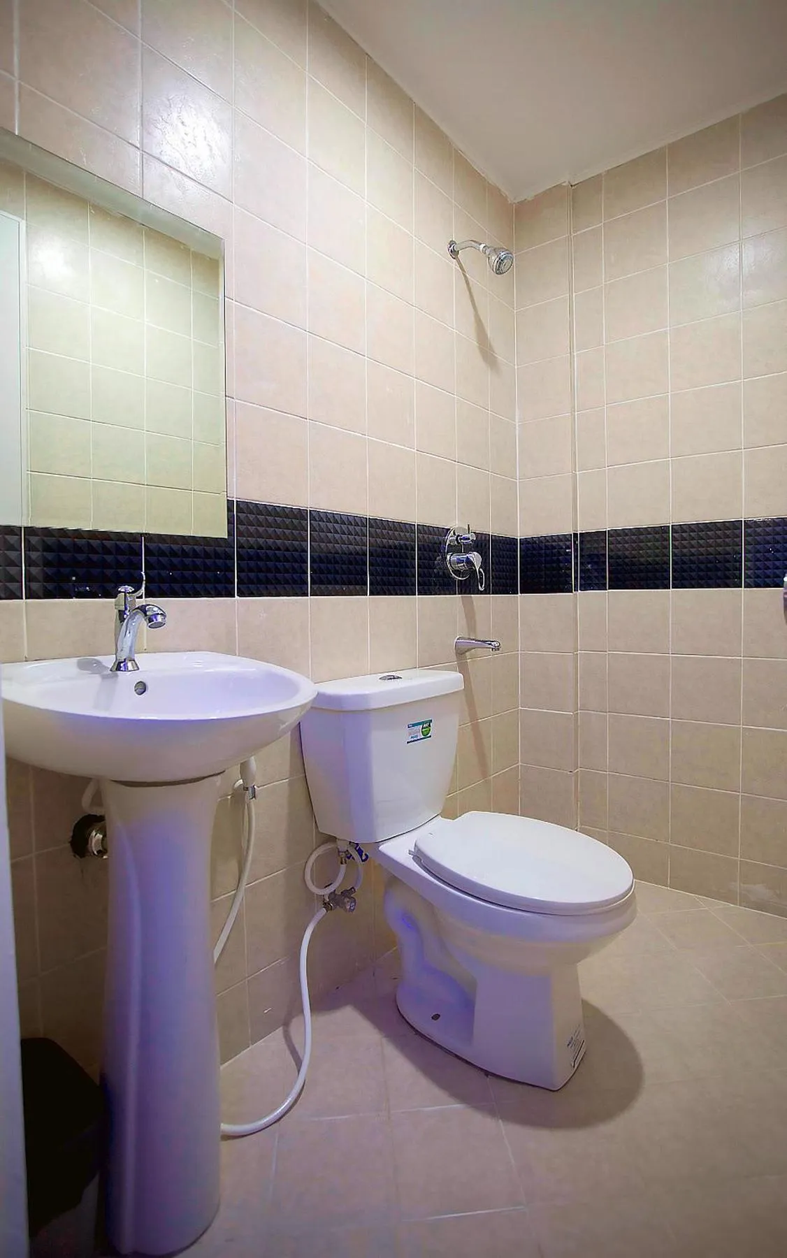 Shower in Hotel 99 Quiapo