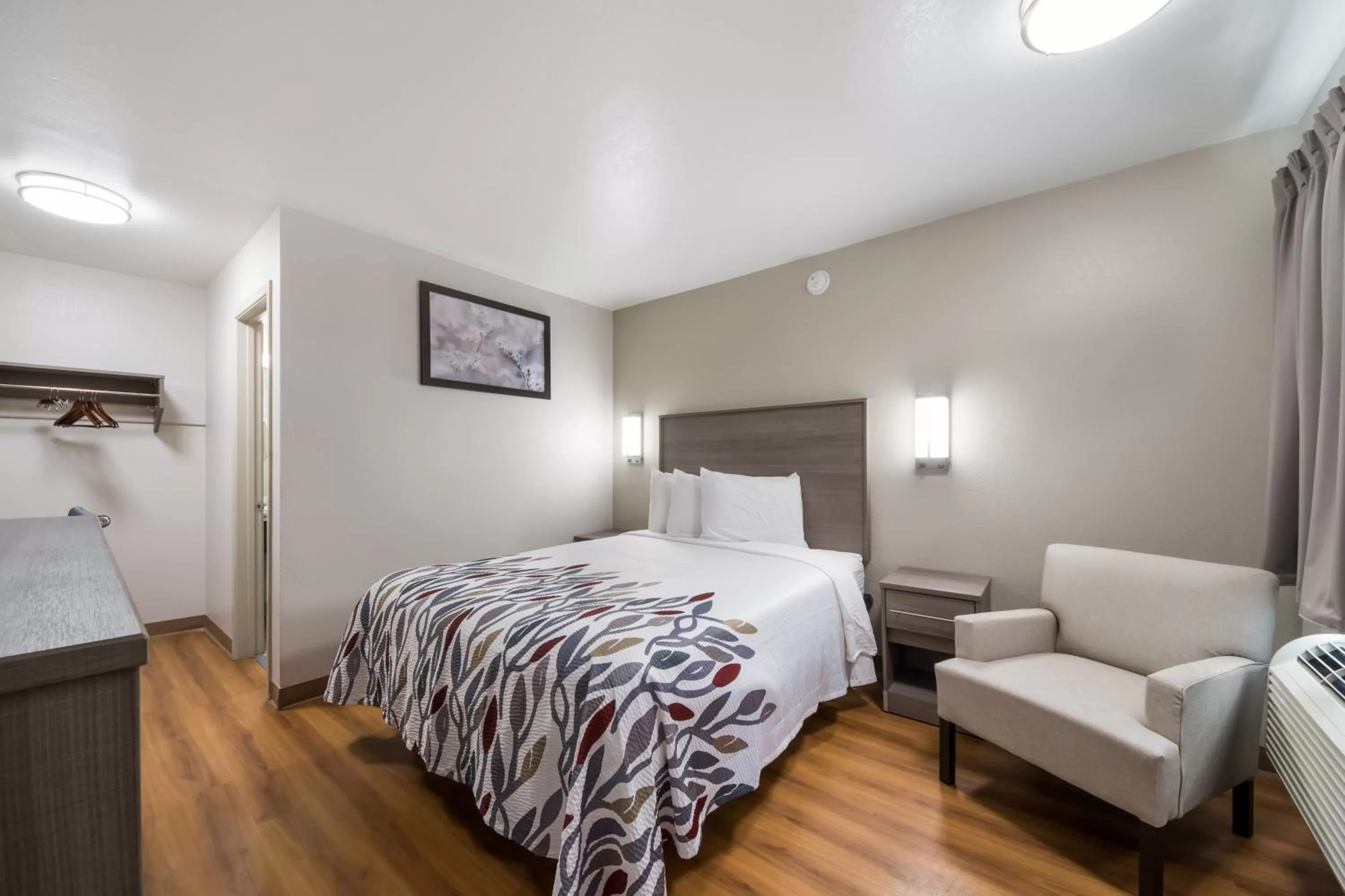 Photo of the whole room, Bed in Red Roof Inn San Antonio E - Frost Bank Center