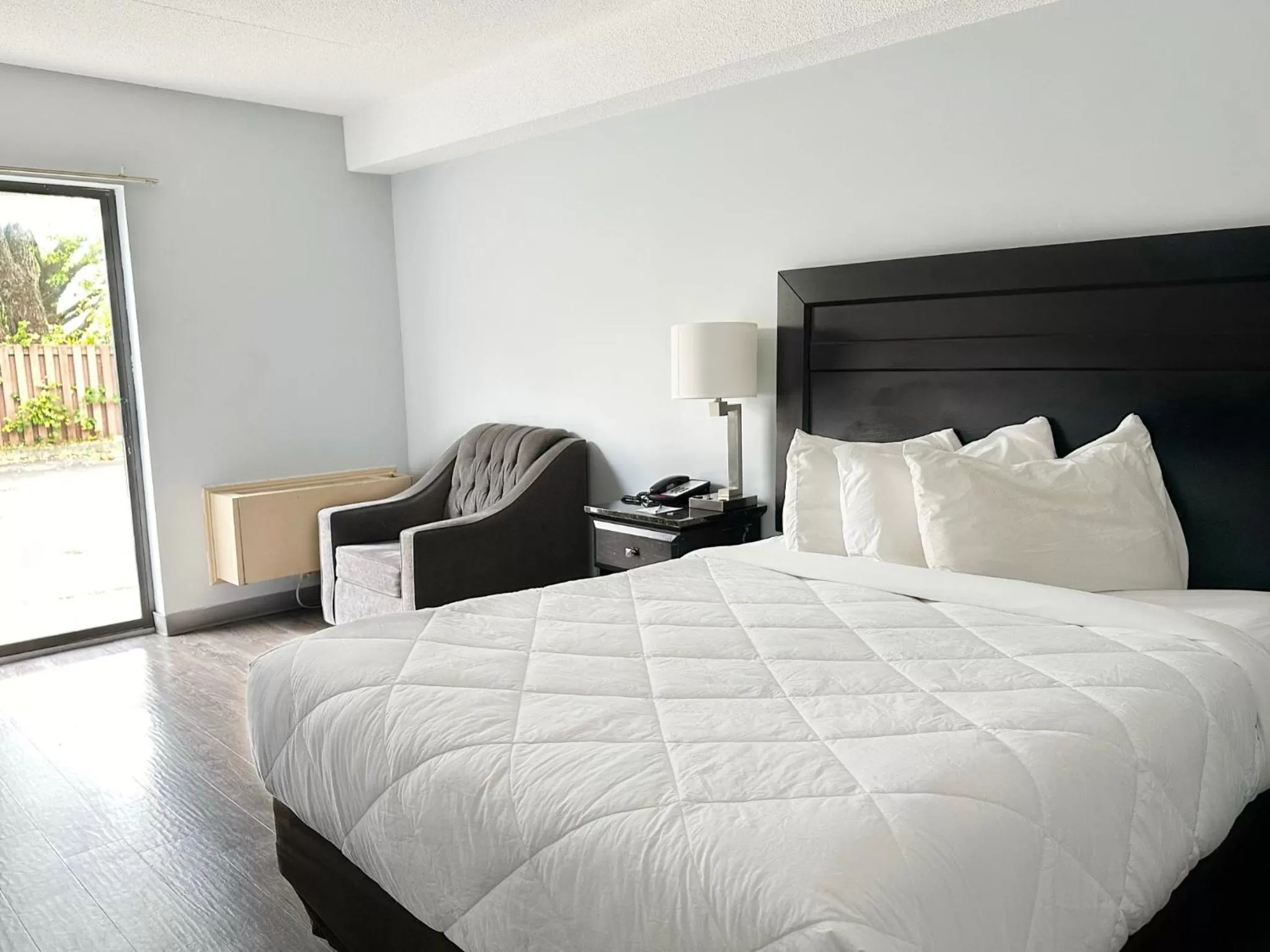 Bedroom, Bed in Travelodge by Wyndham Welland