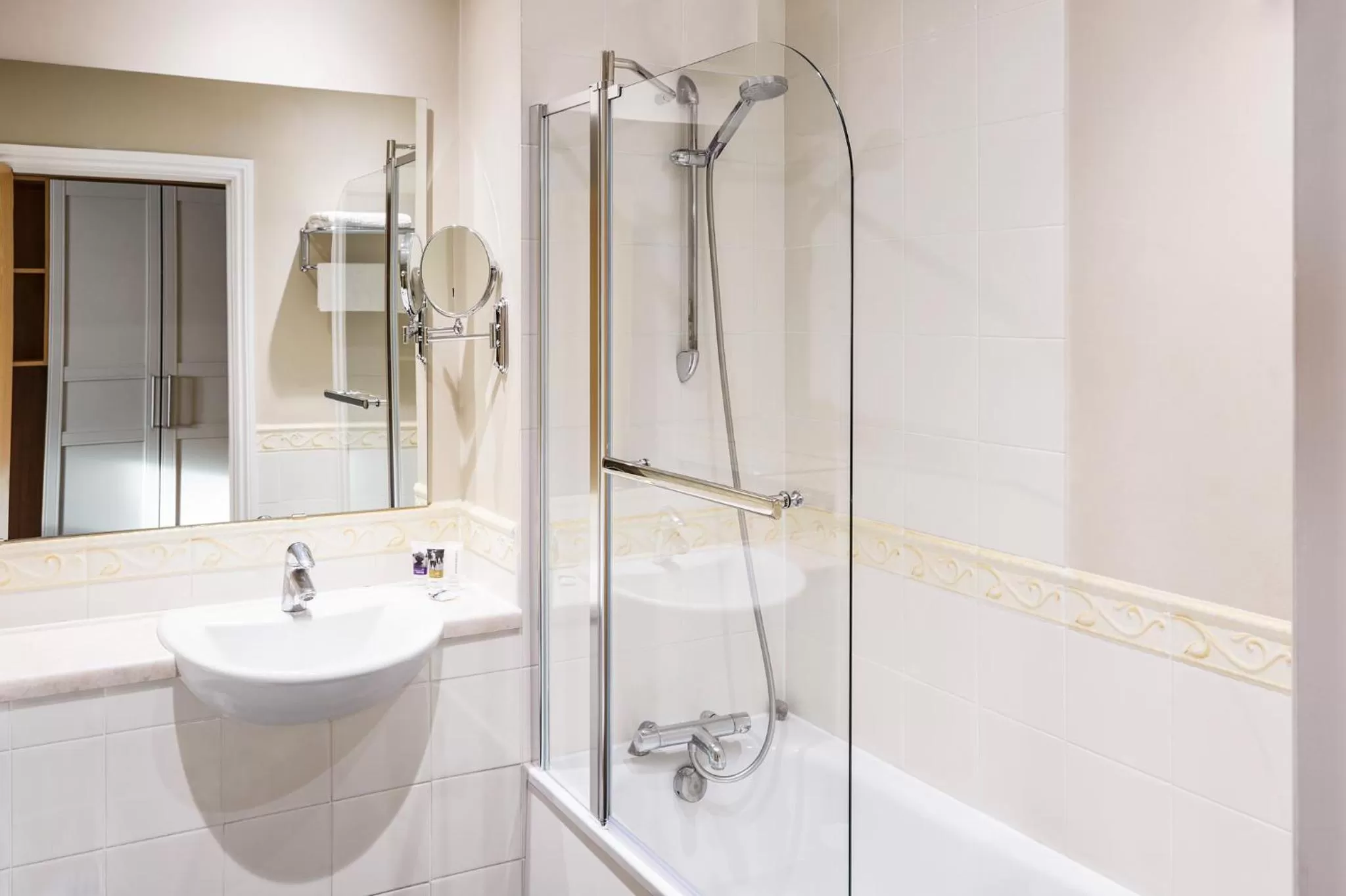 Shower in Mercure Newbury West Grange Hotel