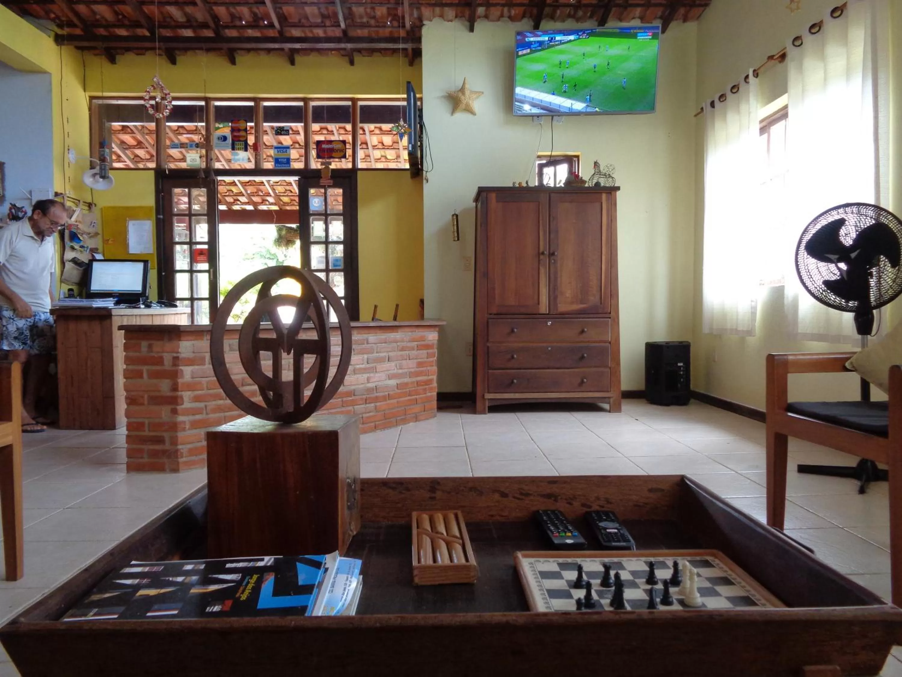 Communal lounge/ TV room, TV/Entertainment Center in Pousada Barcarola