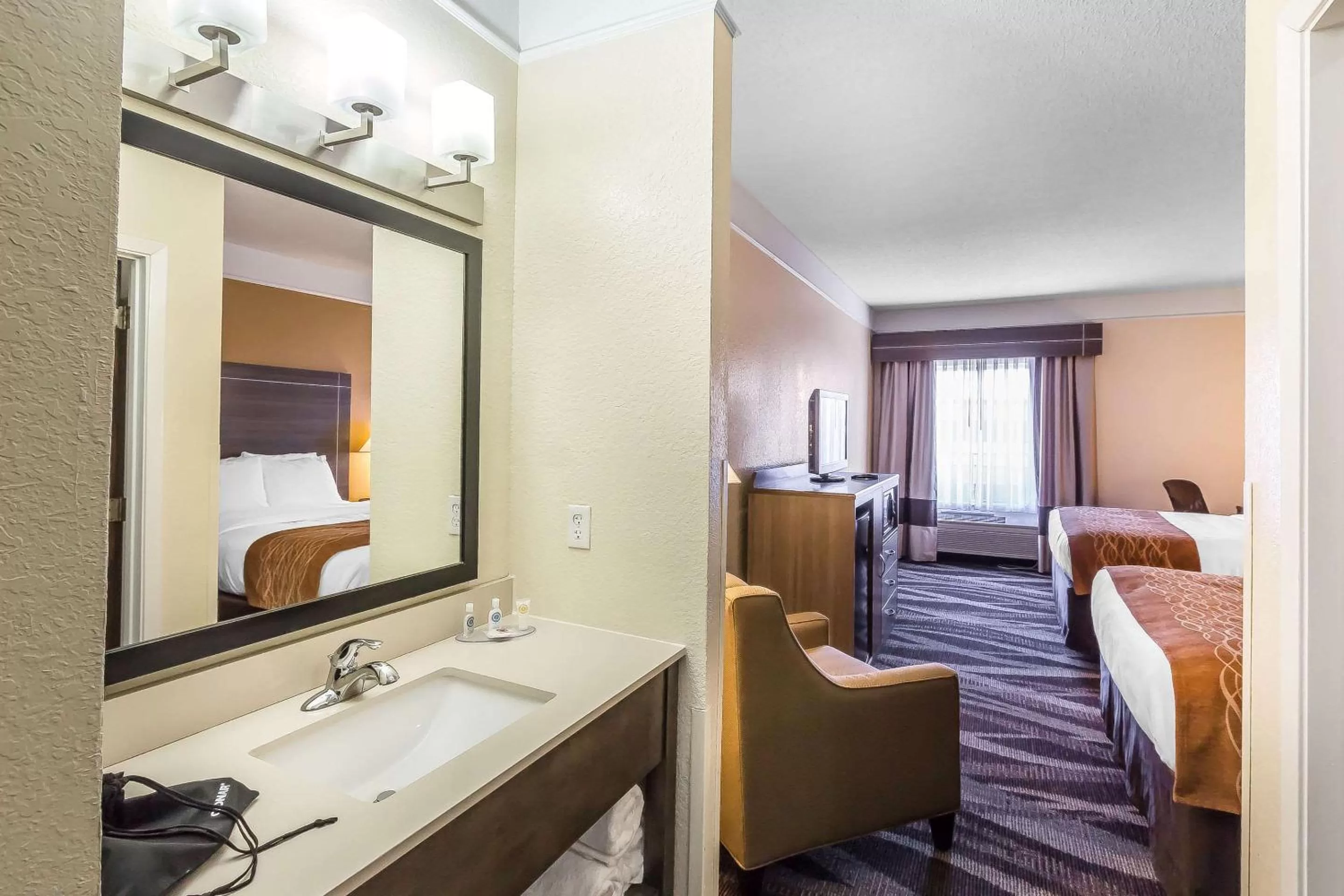 Photo of the whole room, Bed in Comfort Inn near Frost Bank Center