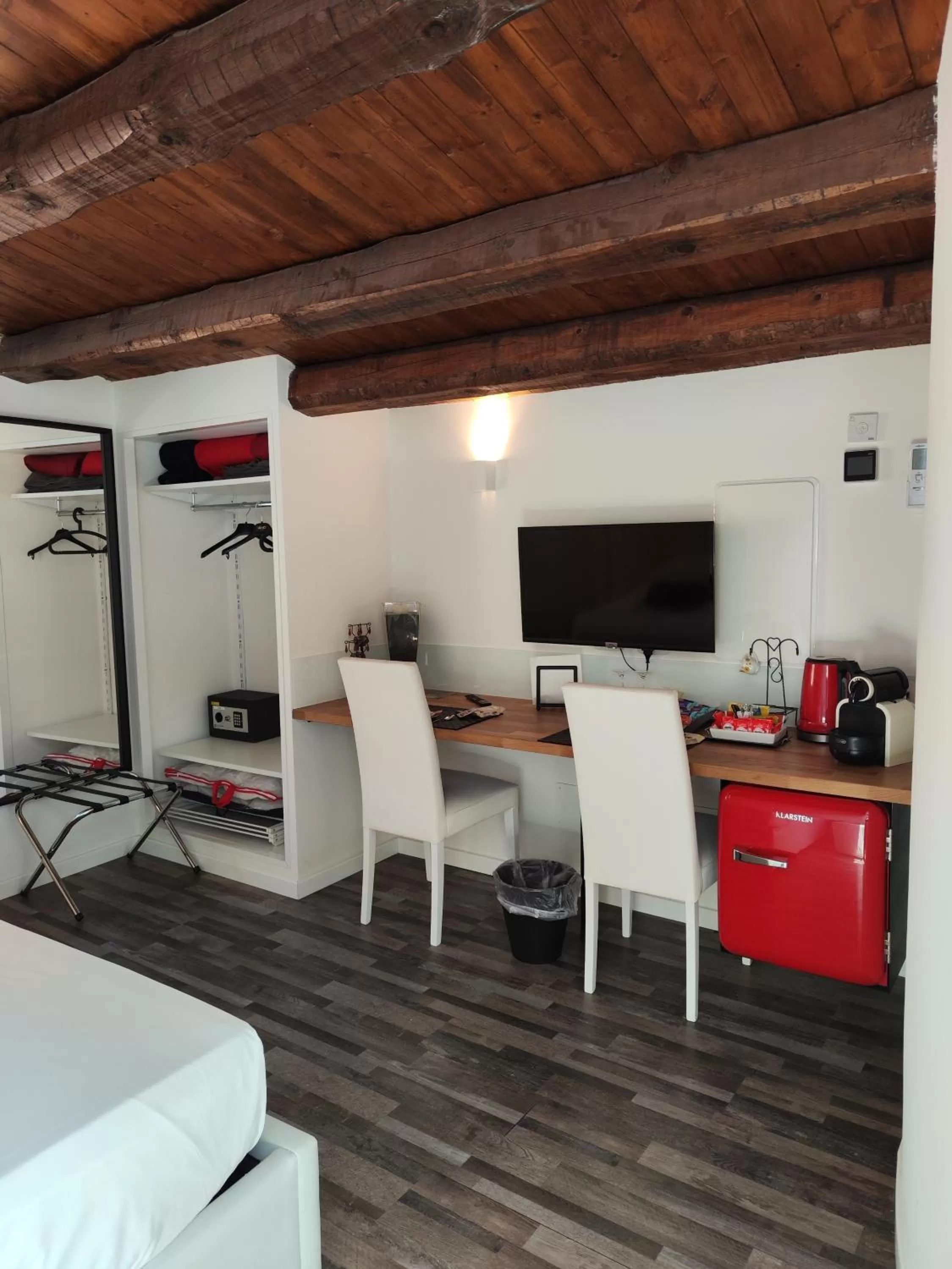 TV and multimedia in San Francesco Rooms and Apartment with Terrace in Palermo Locazione Turistica