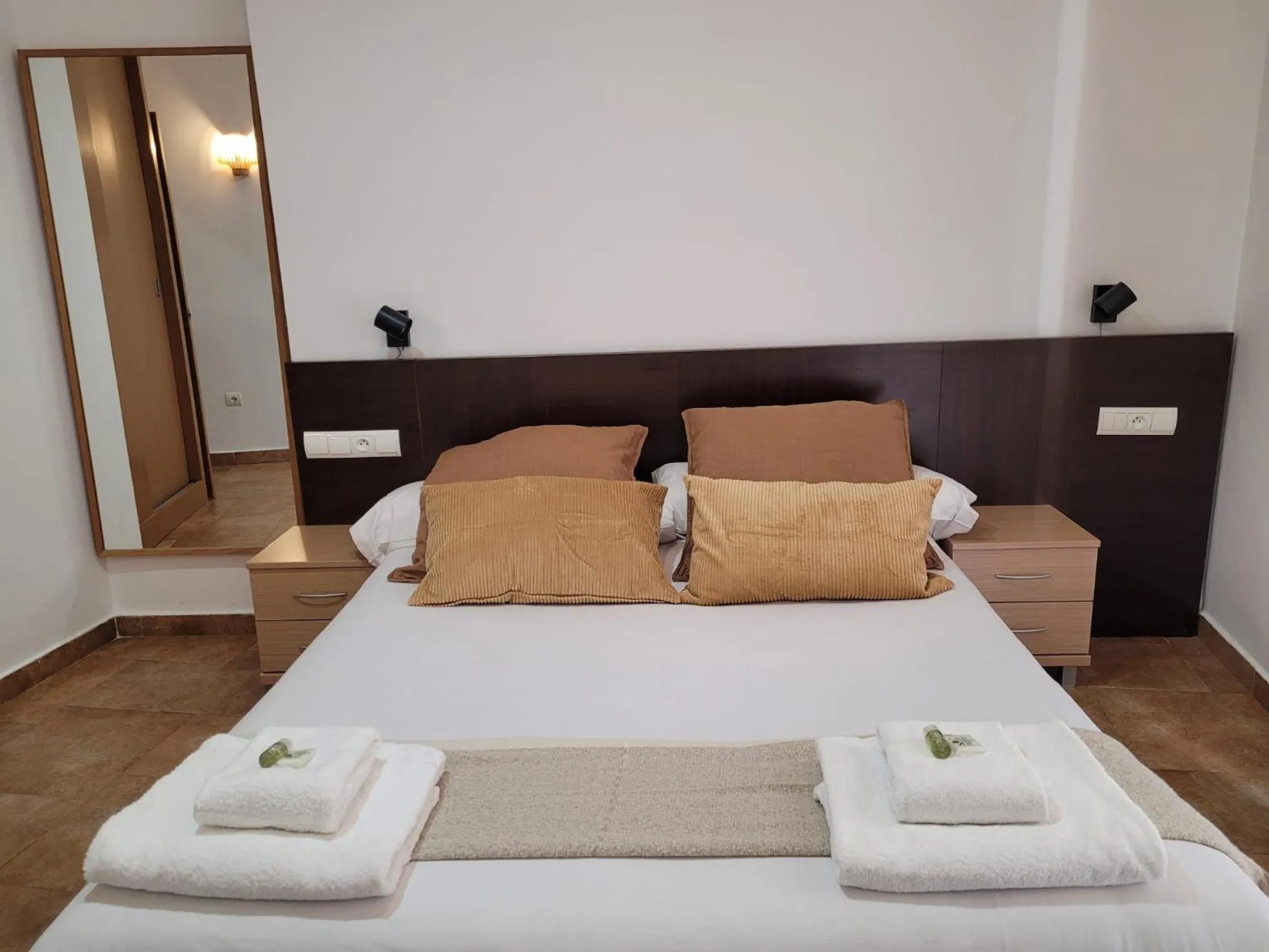 Photo of the whole room, Bed in Living Valencia Apartments - Merced