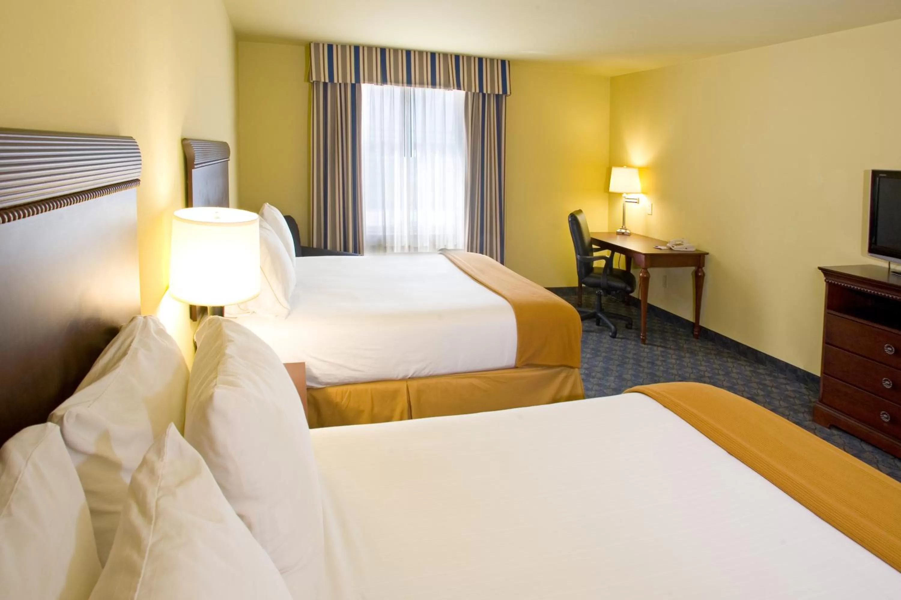 Bed in Holiday Inn Express & Suites, Corpus Christi NW, Calallen by IHG