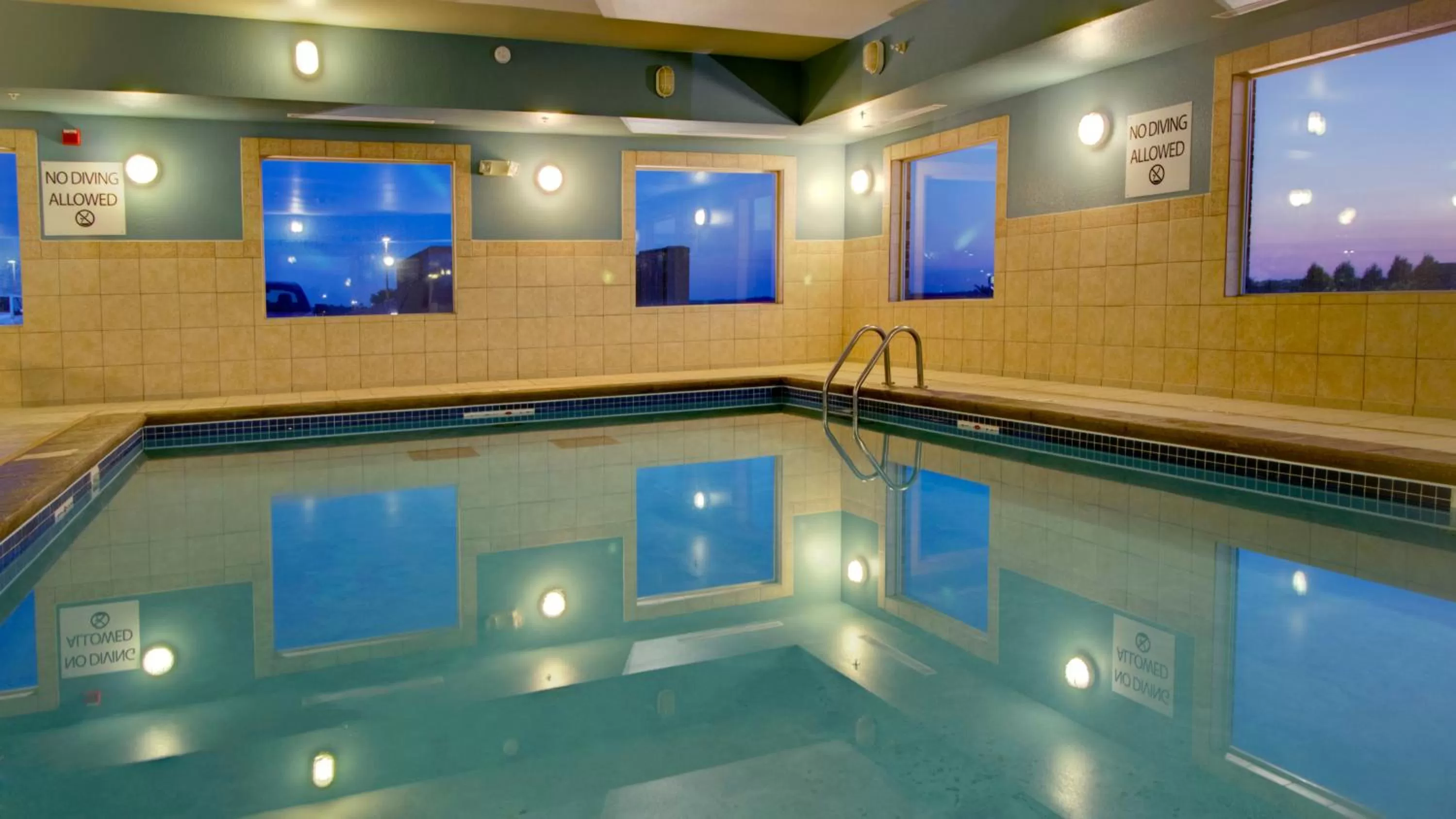 Swimming pool in Holiday Inn Express & Suites Sioux Center by IHG