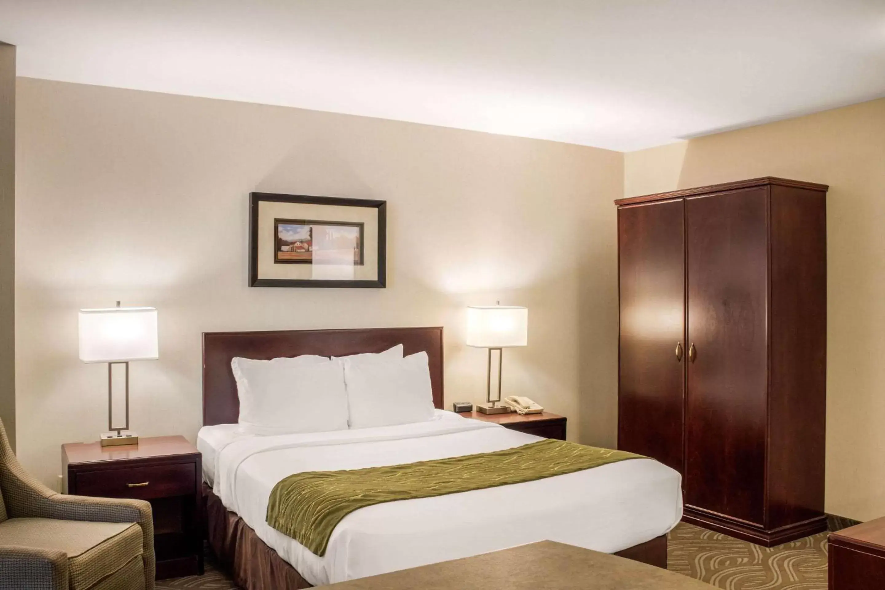 Standard King Room in Comfort Inn Halifax Standard King Room in Comfort Inn Halifax