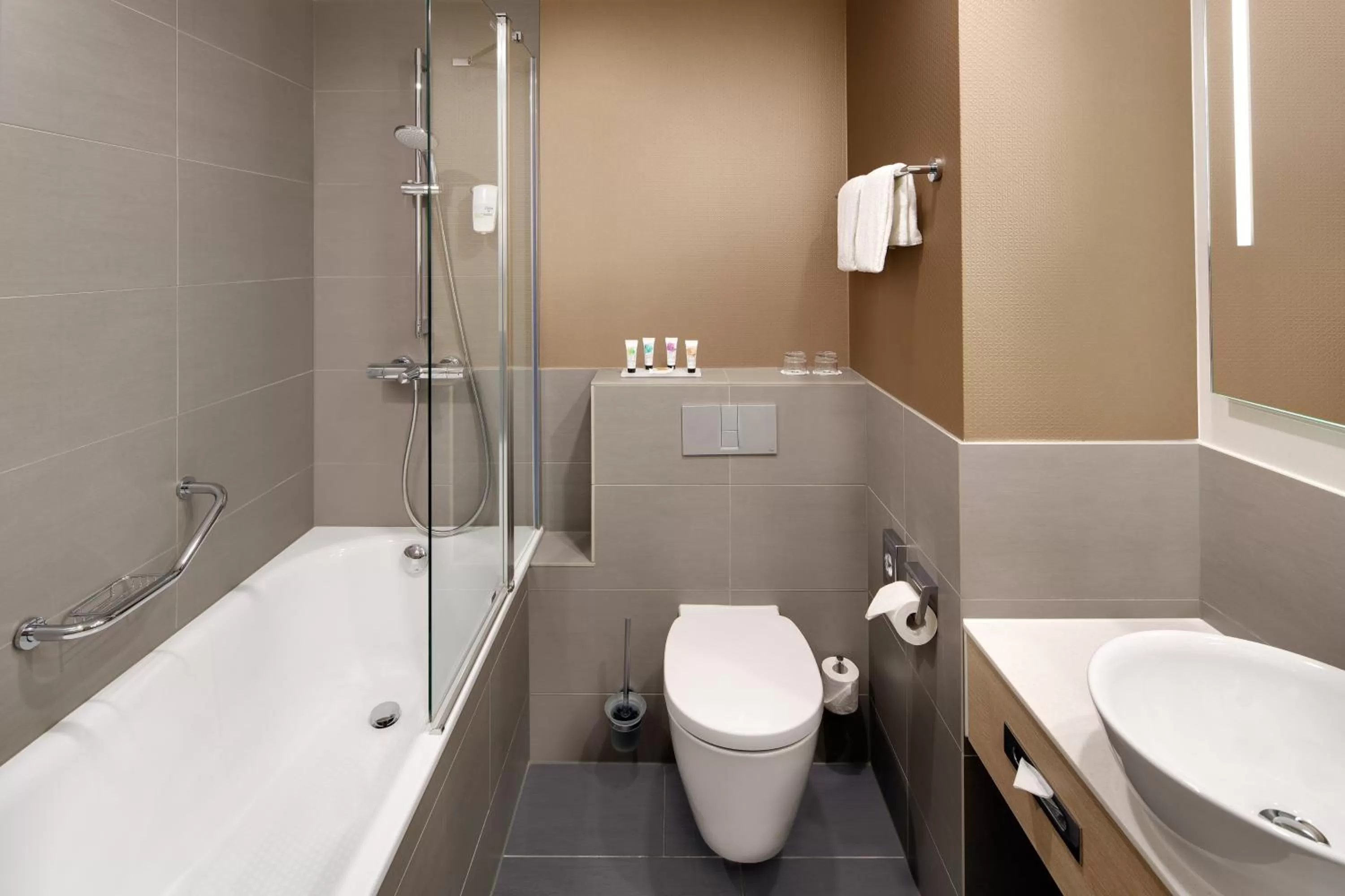 Bathroom in Holiday Inn Düsseldorf City – Toulouser Allee by IHG