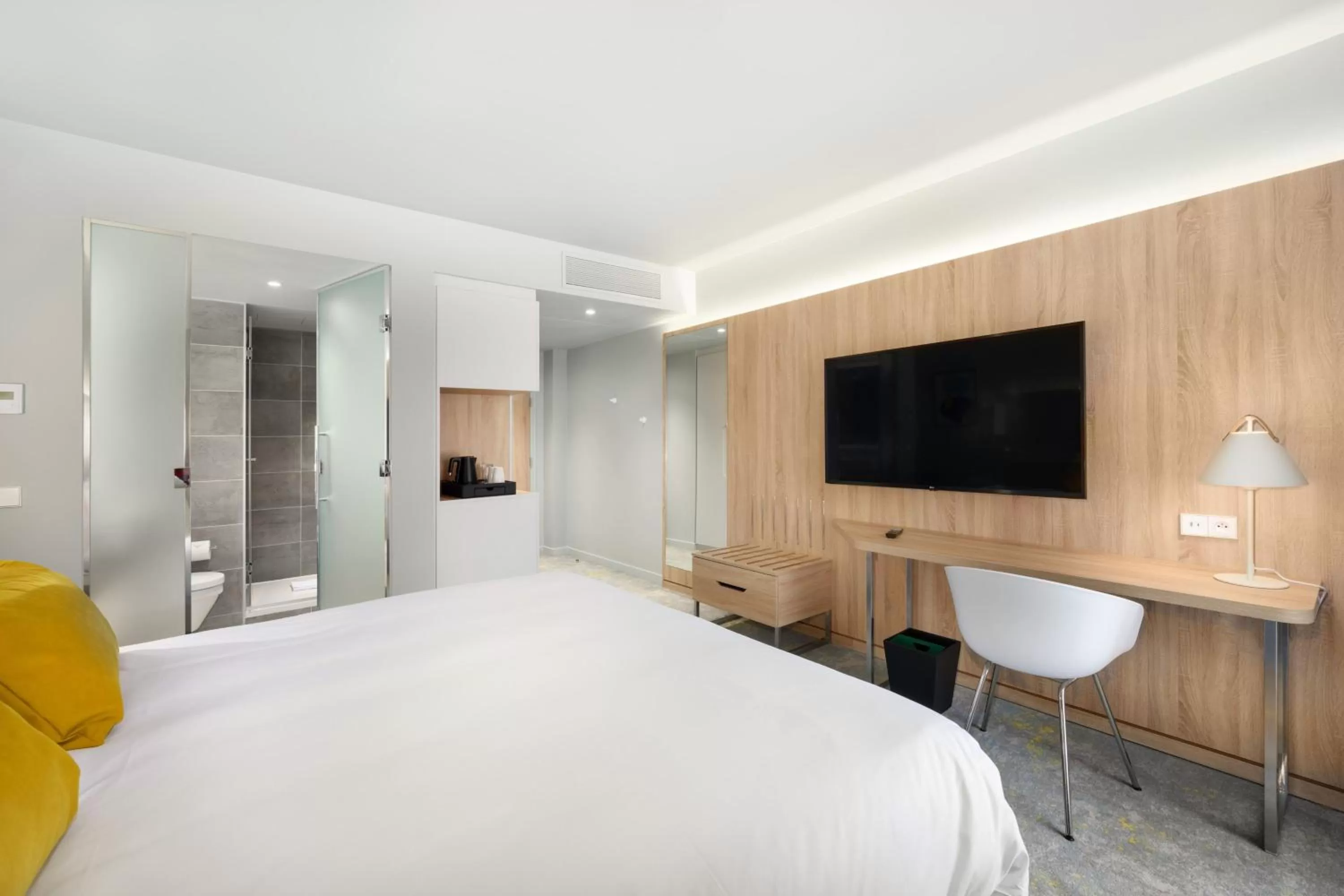 Photo of the whole room, Bed in Courtyard by Marriott Paris Charles de Gaulle Central Airport