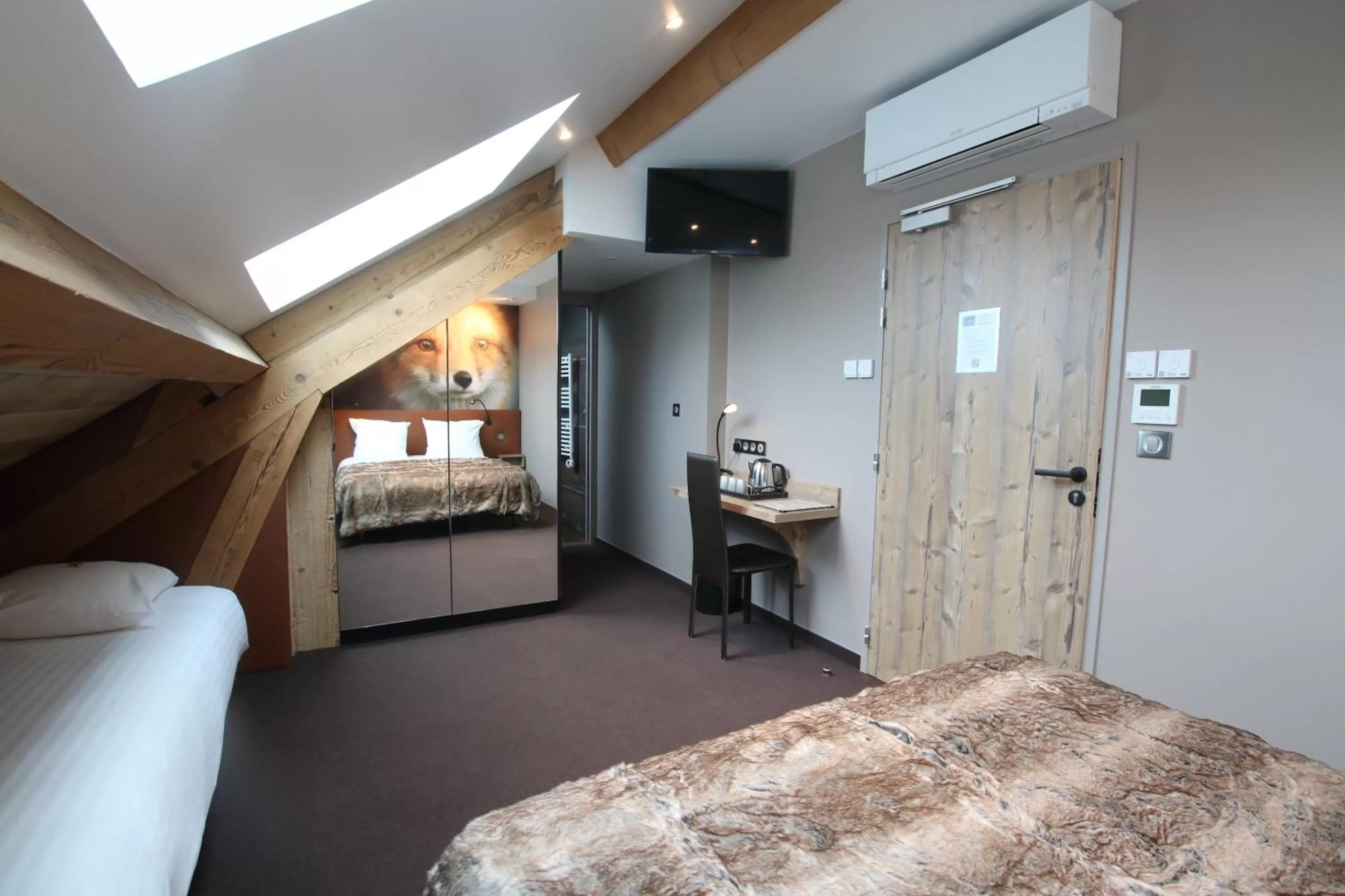 Photo of the whole room, Bed in Les Loges Du Parc