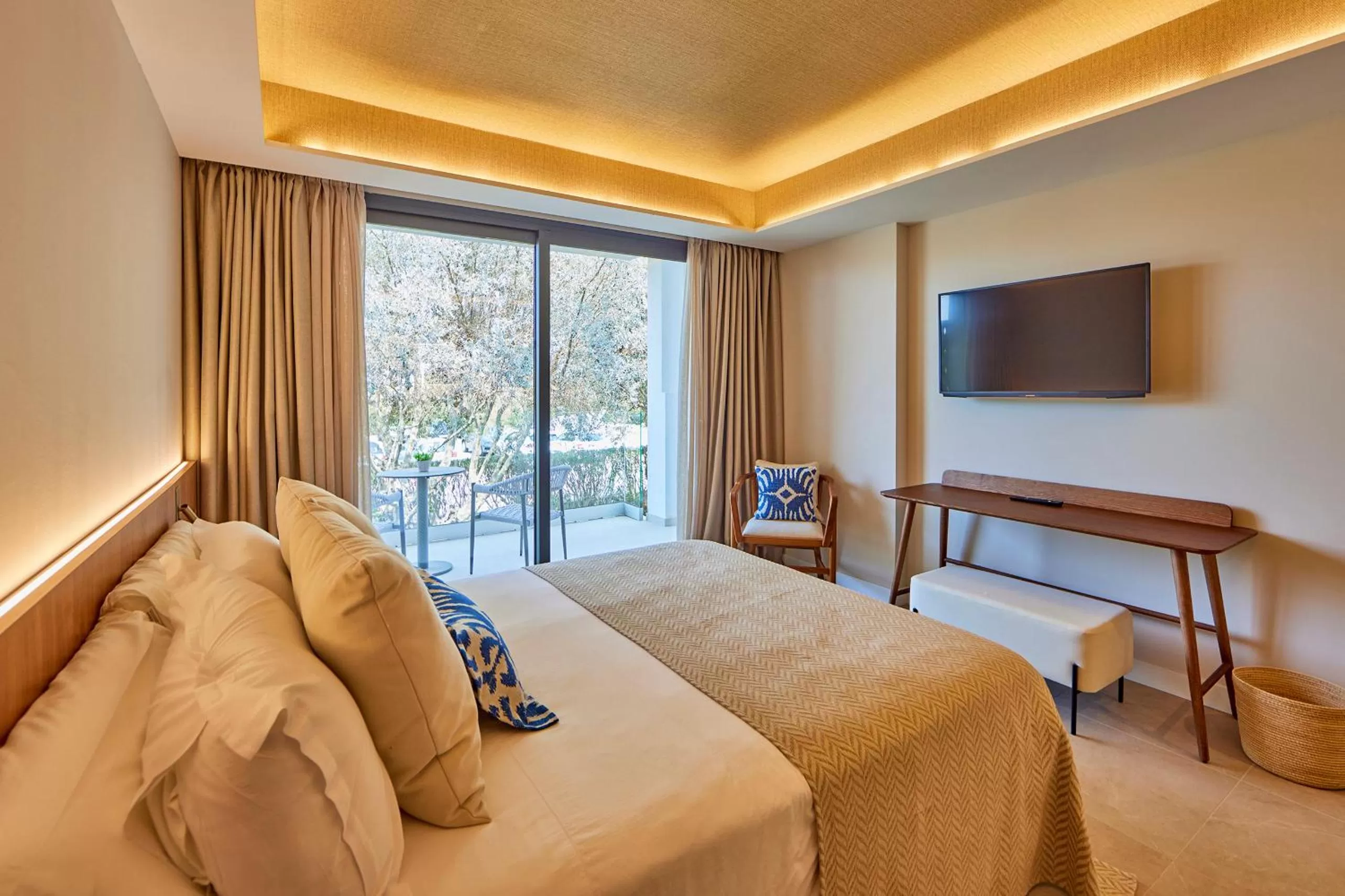 Photo of the whole room, Bed in Universal Grand León & Spa