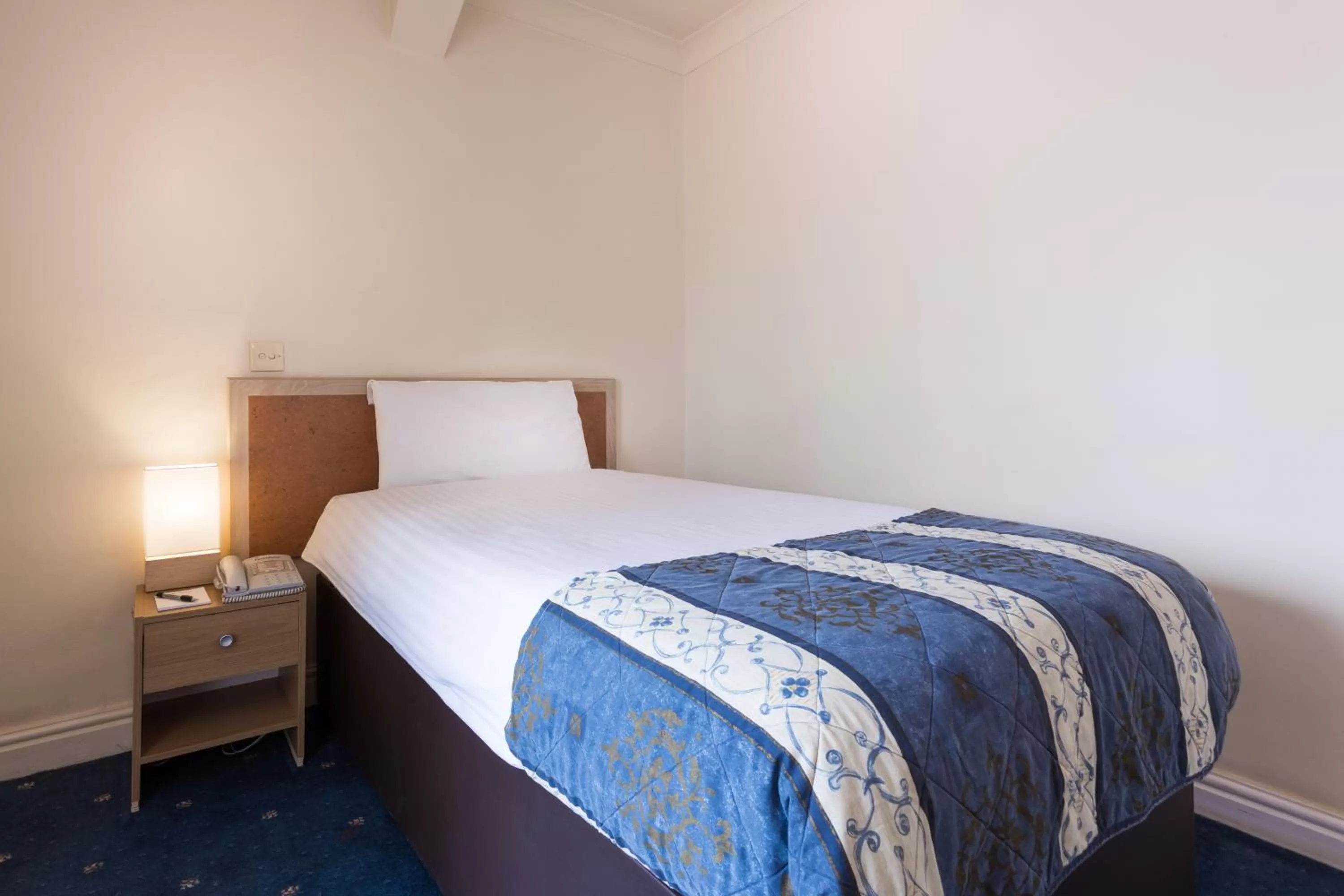 Photo of the whole room, Bed in The Gardens Hotel