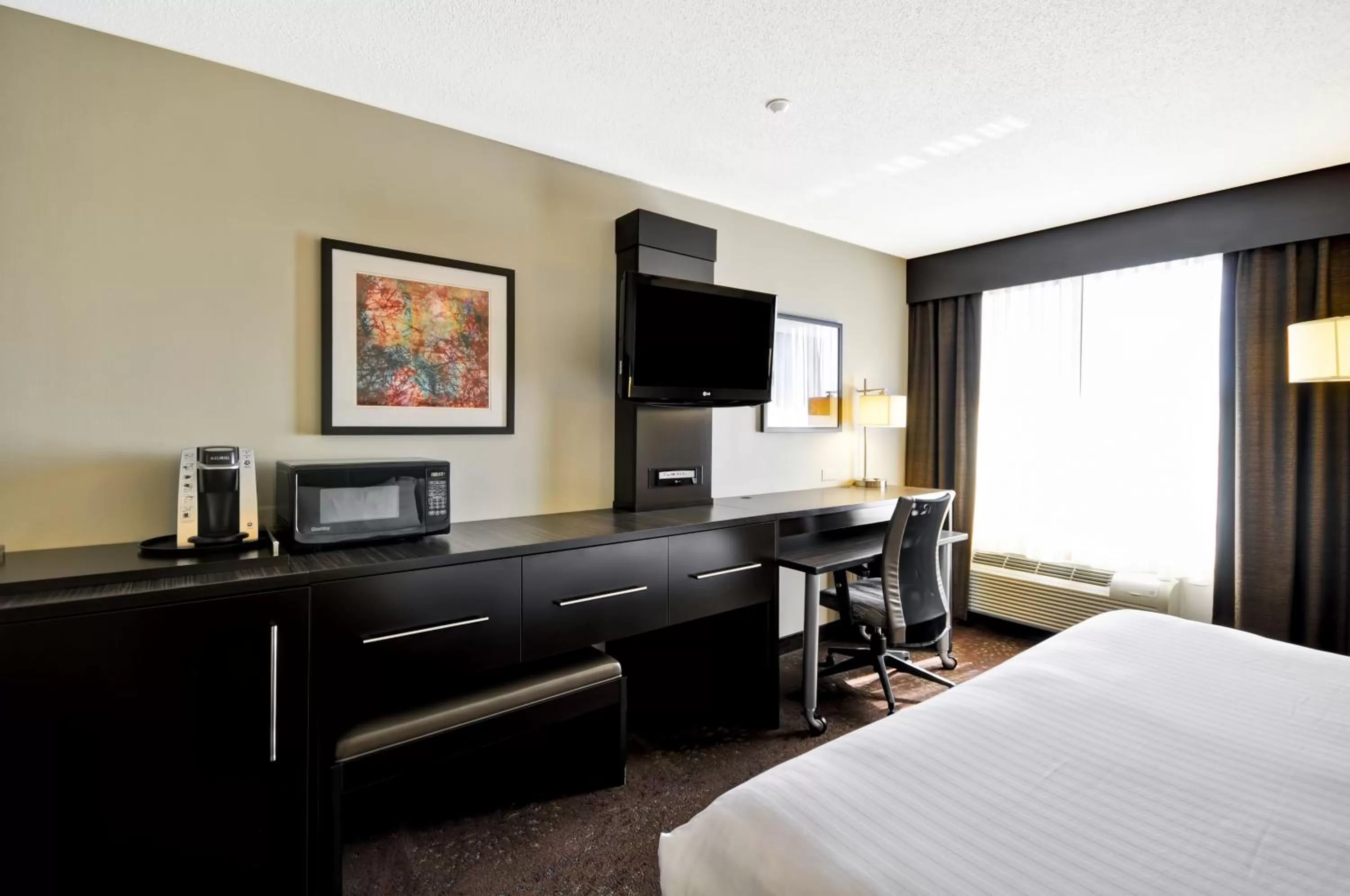 Photo of the whole room, Bed in Holiday Inn Express Romulus / Detroit Airport by IHG