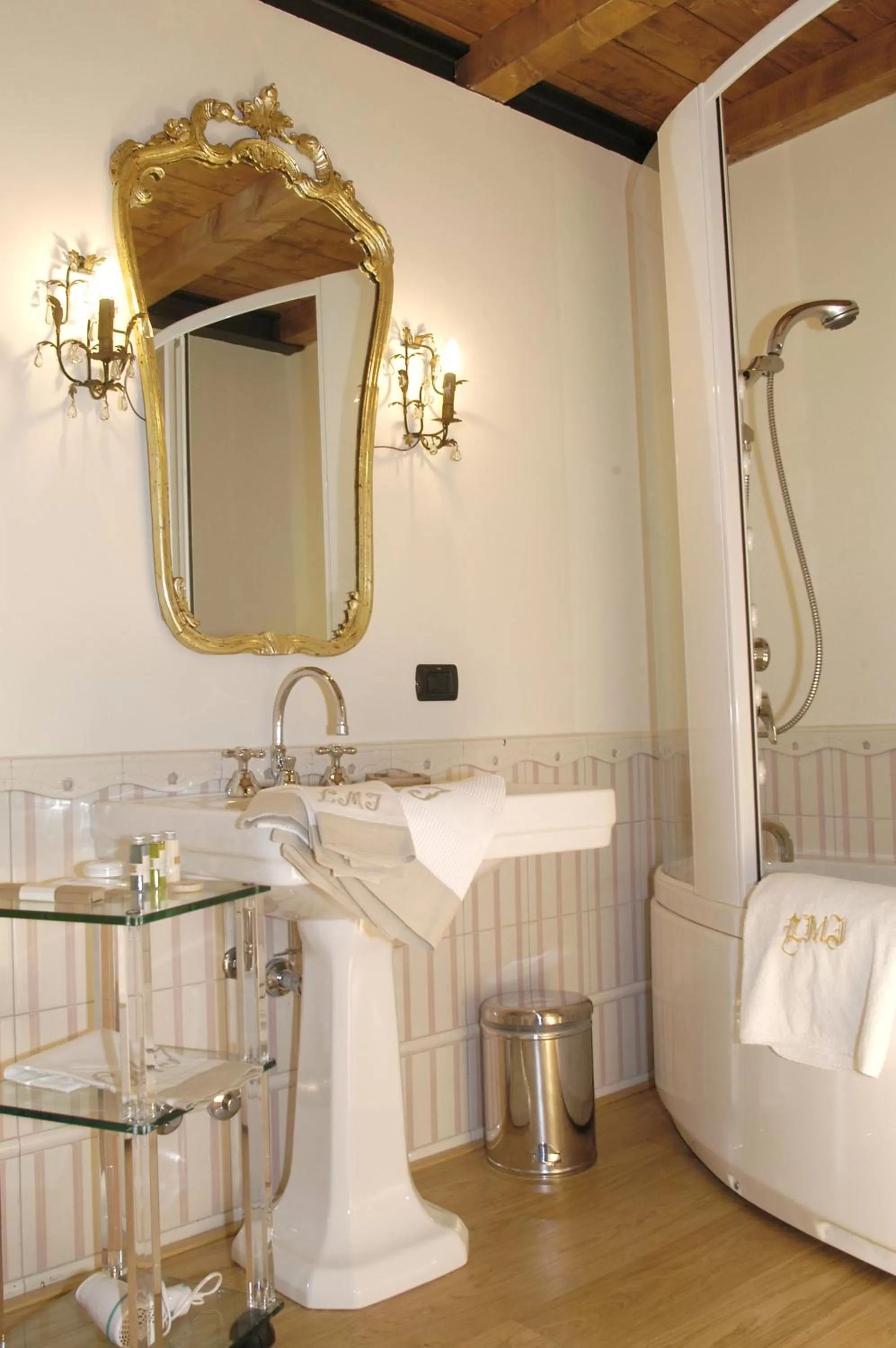 Bathroom in Hotel Locanda Dei Mai Intees