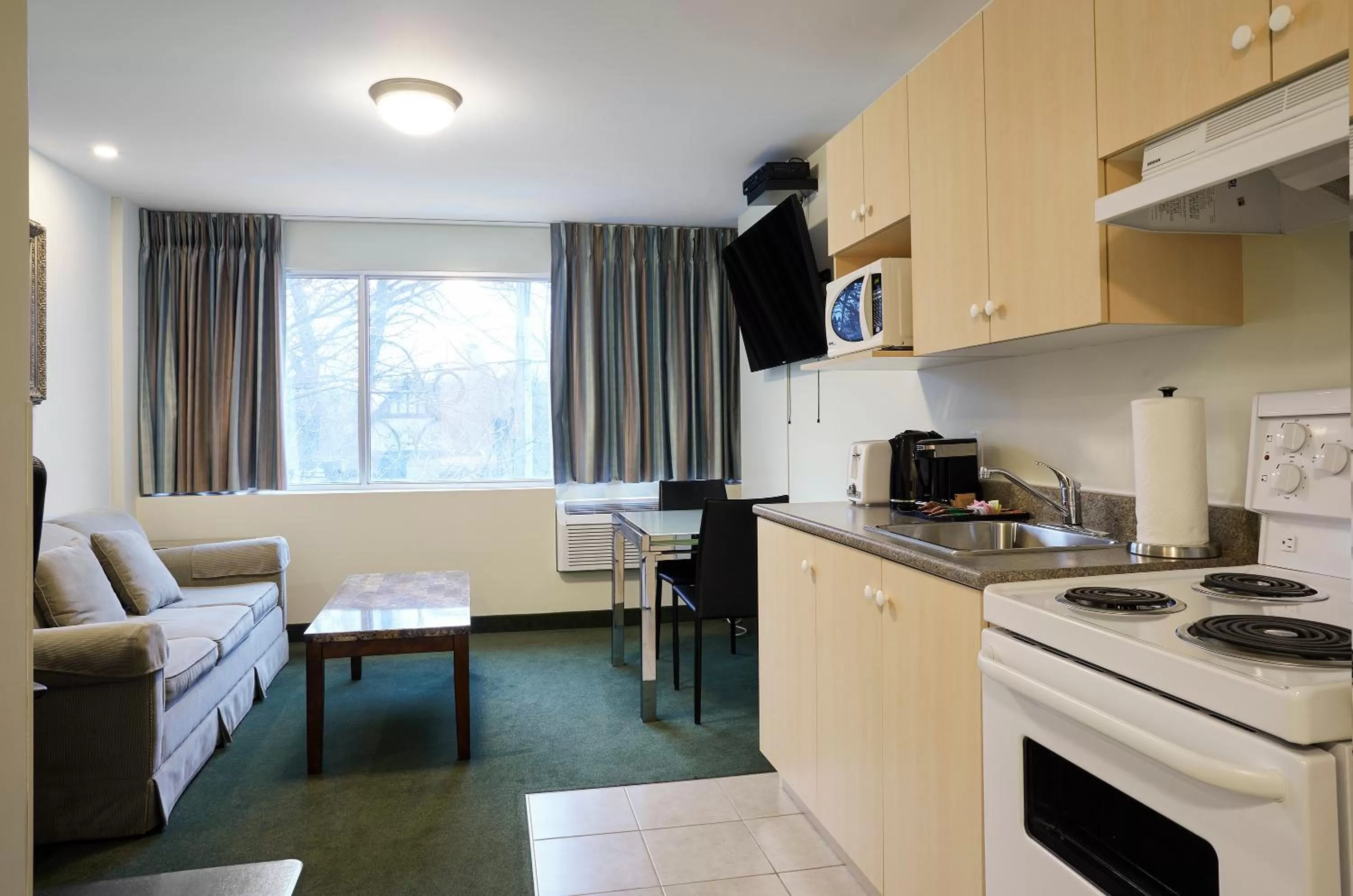 Kitchen or kitchenette in The Business Inn