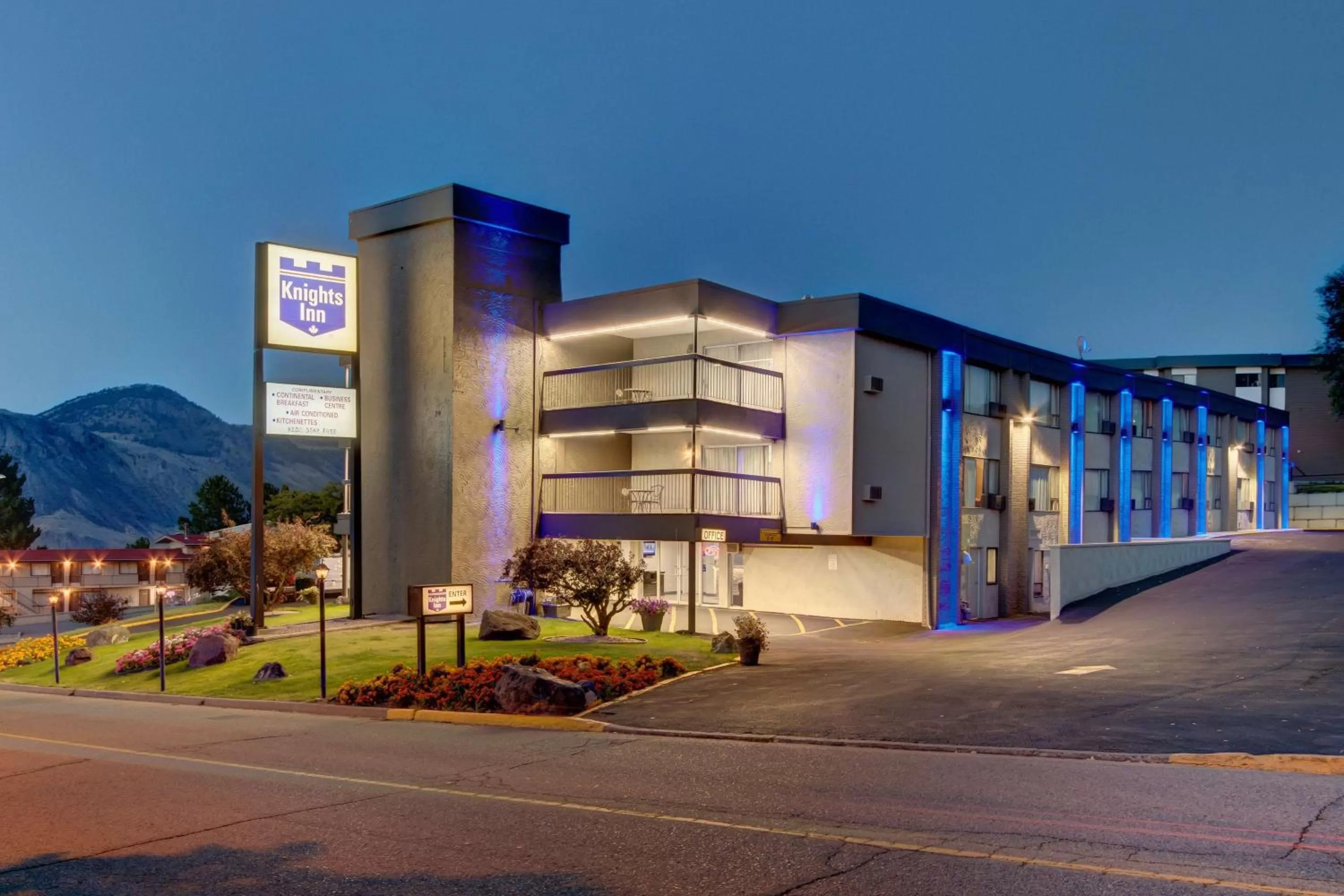 Property building in Knights Inn Kamloops