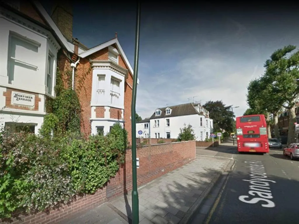 Property building in Kew Studios and Rooms