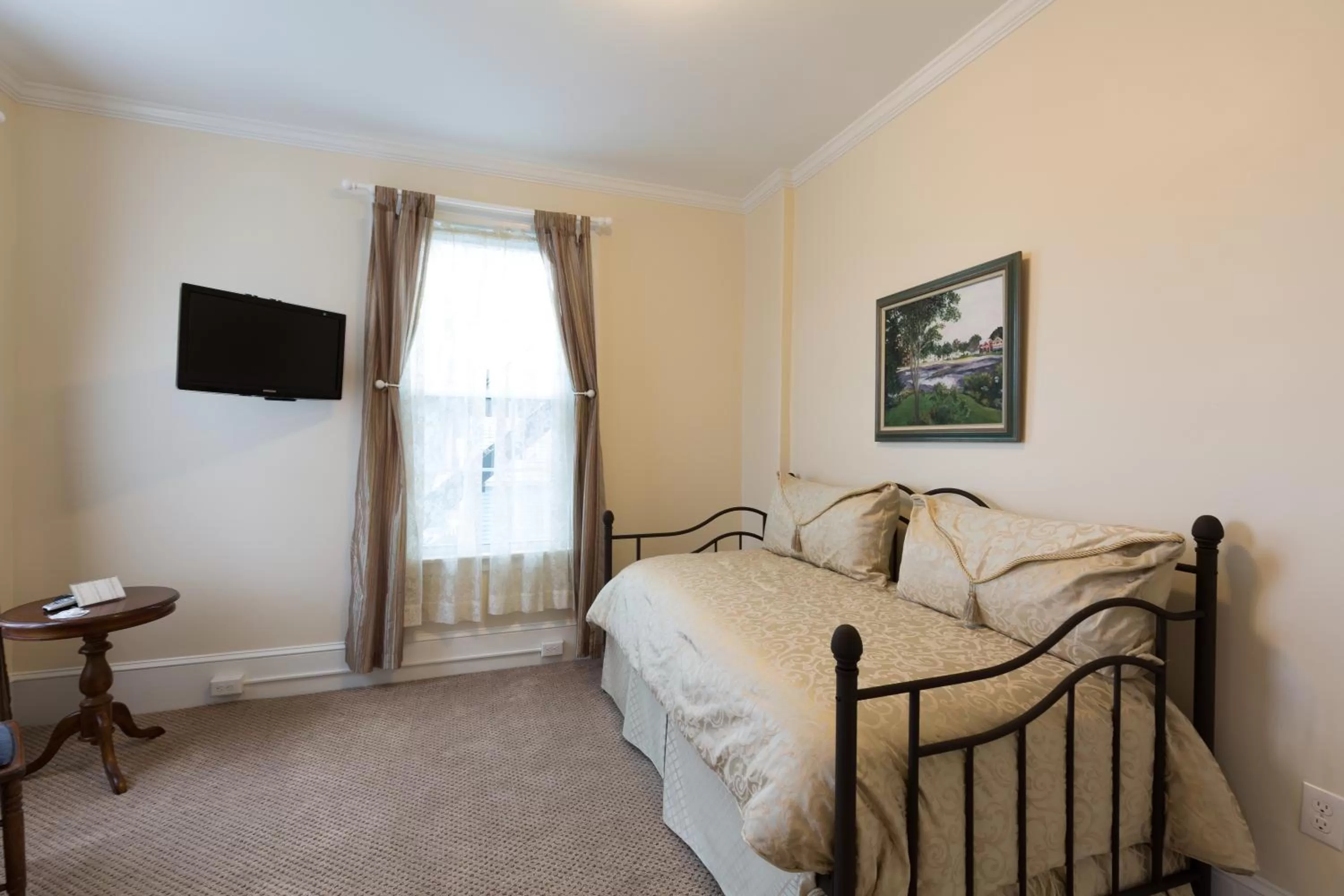 Bed in The Salem Inn