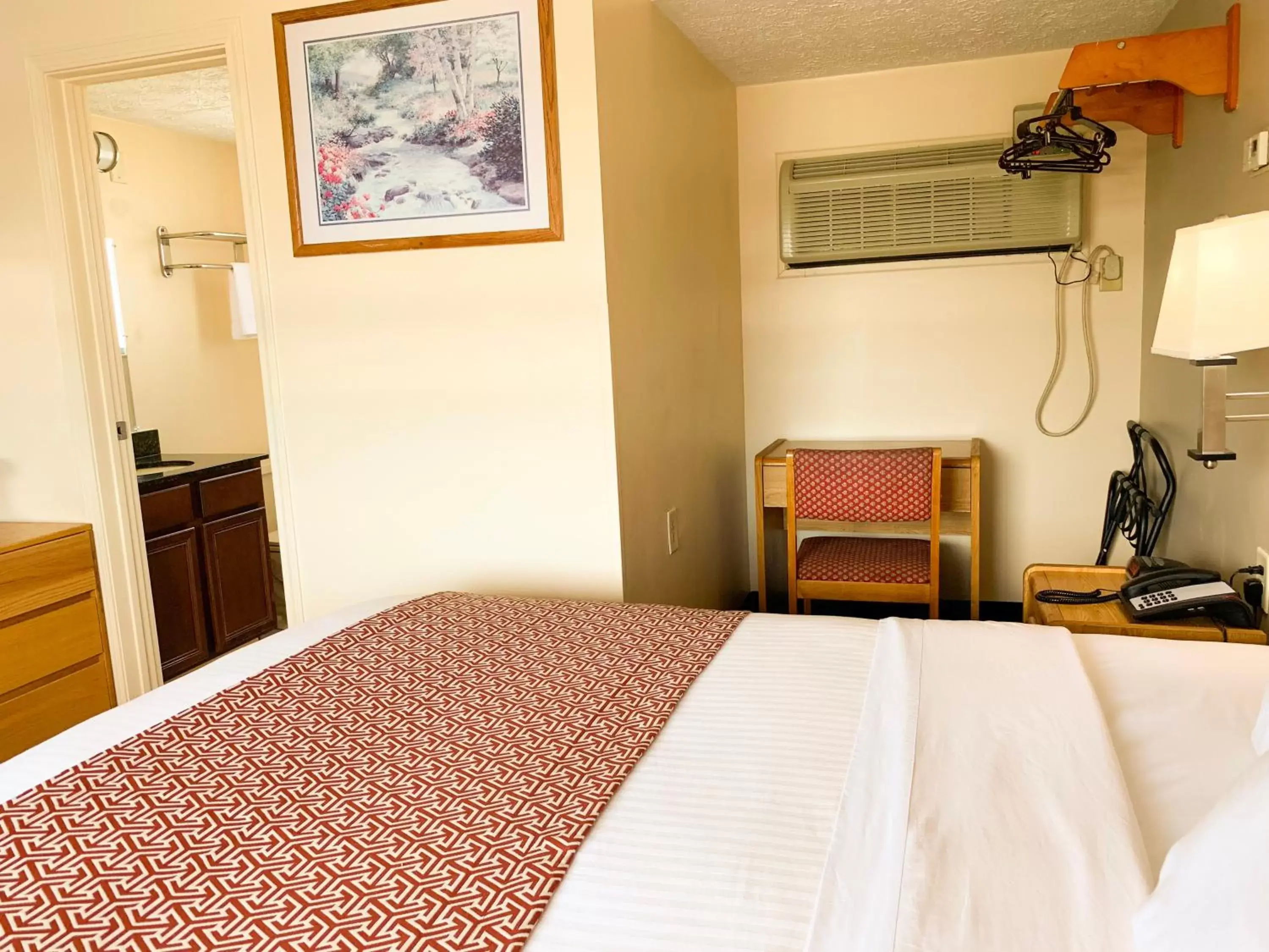 Standard King Room in Sandusky Inn Standard King Room in Sandusky Inn