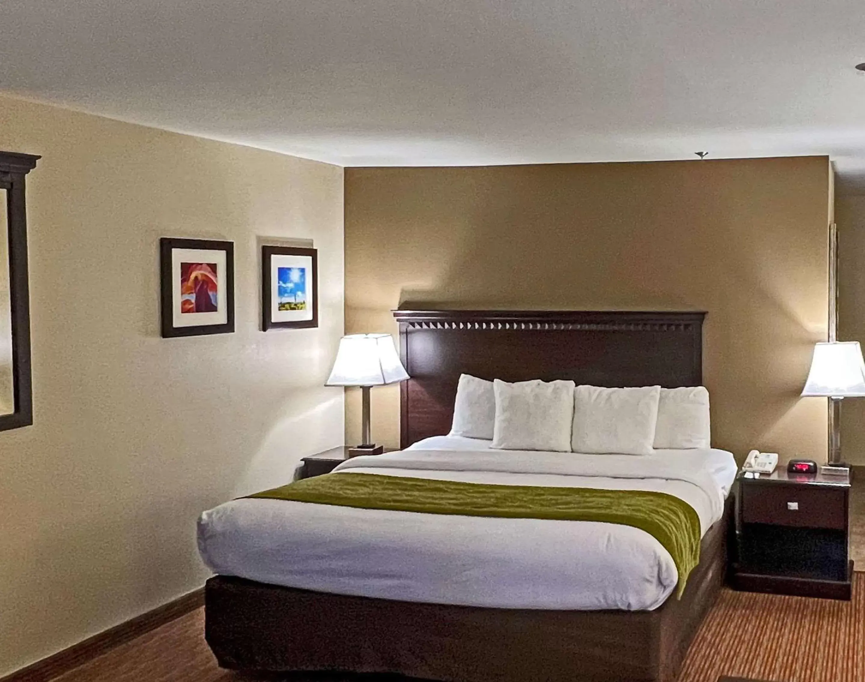 Standard Queen Room - Non-Smoking in Comfort Inn West Phoenix at 27th Ave and I-I0 Standard Queen Room - Non-Smoking in Comfort Inn West Phoenix at 27th Ave and I-I0