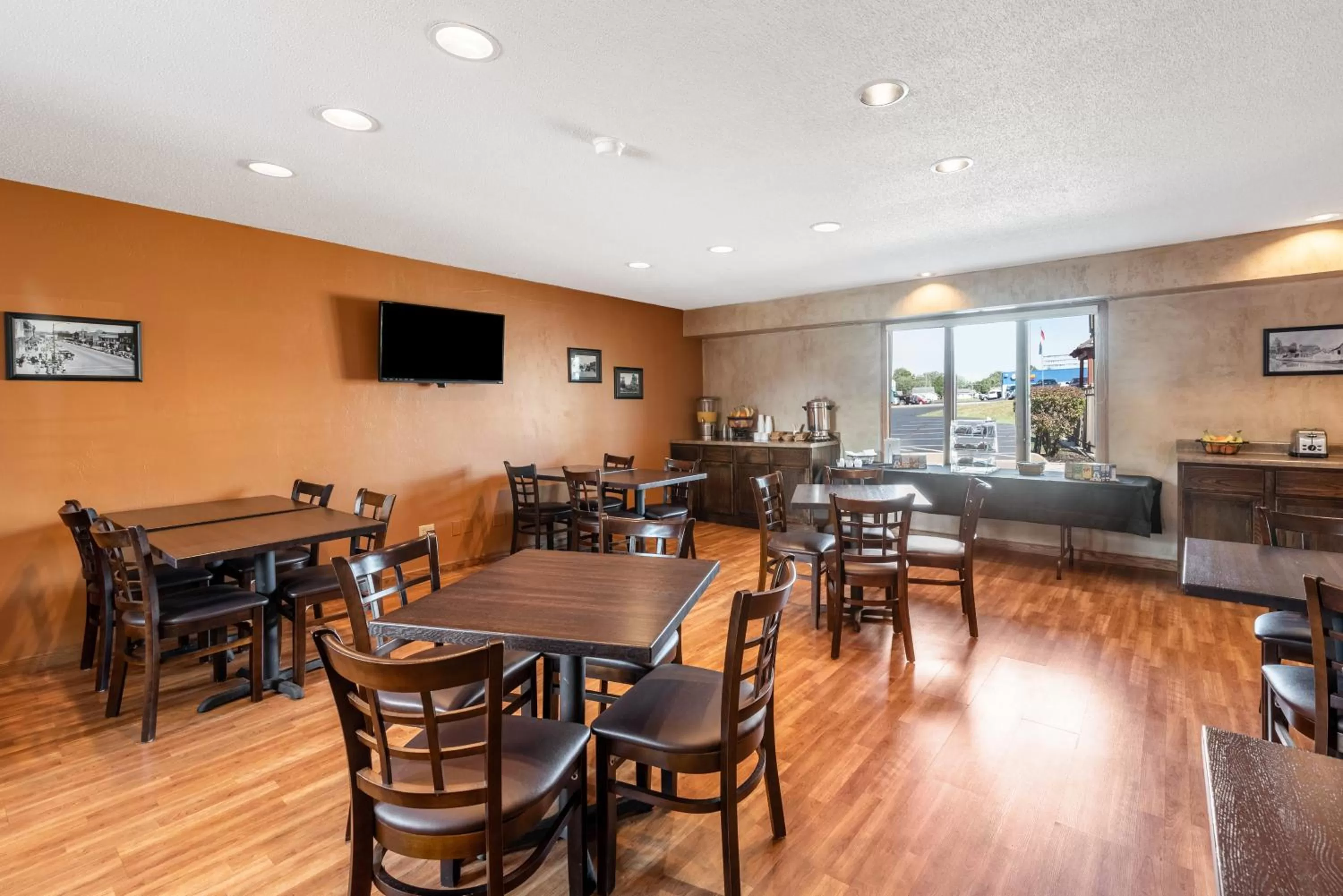 Restaurant/places to eat in Americas Best Value Inn St. Marys