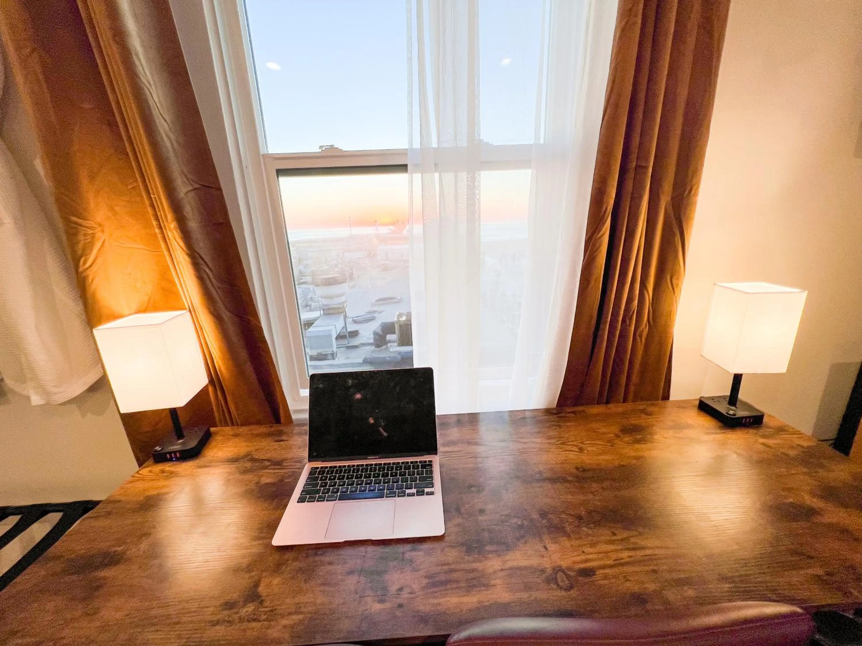 Bedroom, TV/Entertainment Center in ITH Surf City Hostel Hermosa Beach