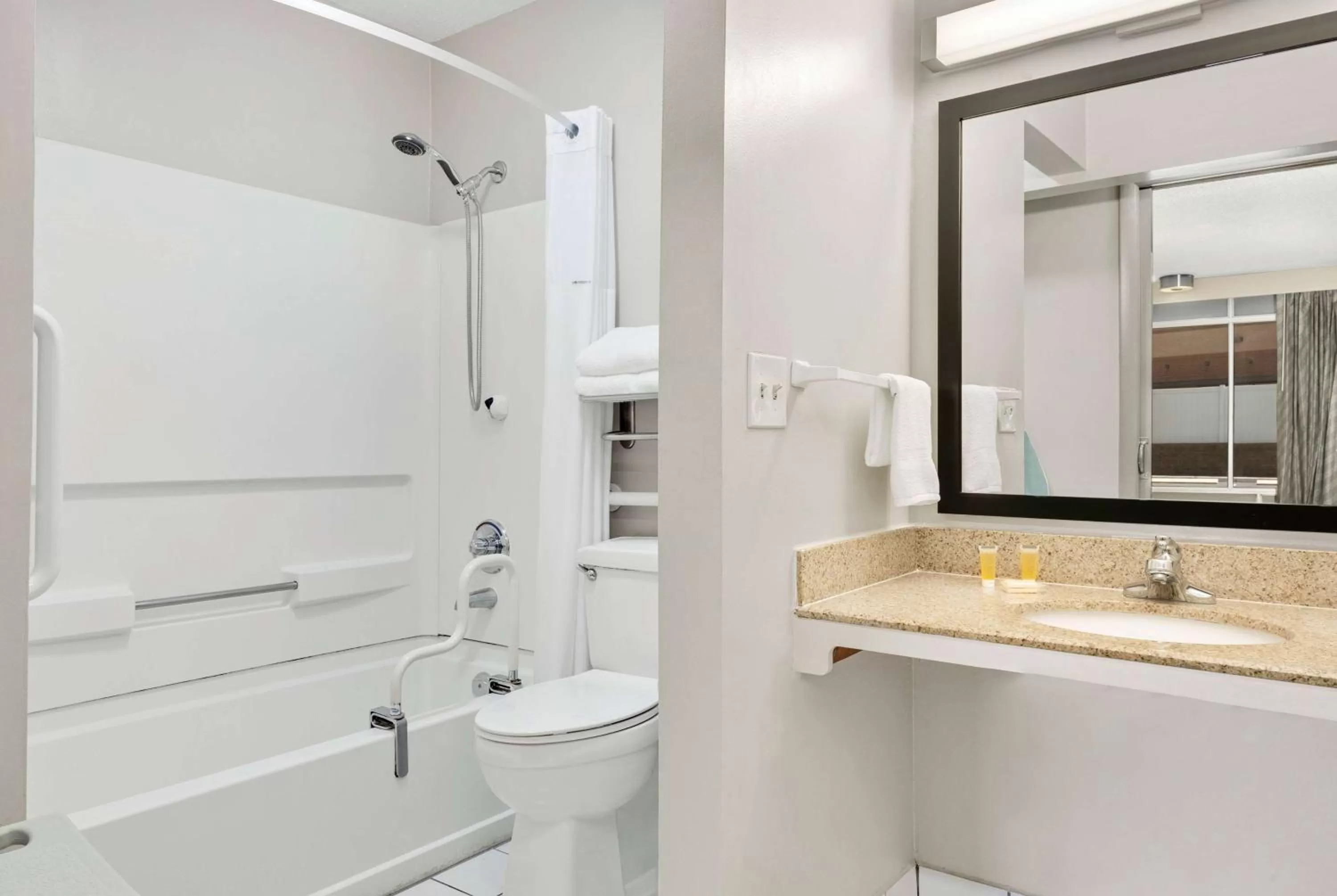 TV and multimedia in Days Inn by Wyndham Lake City I-75