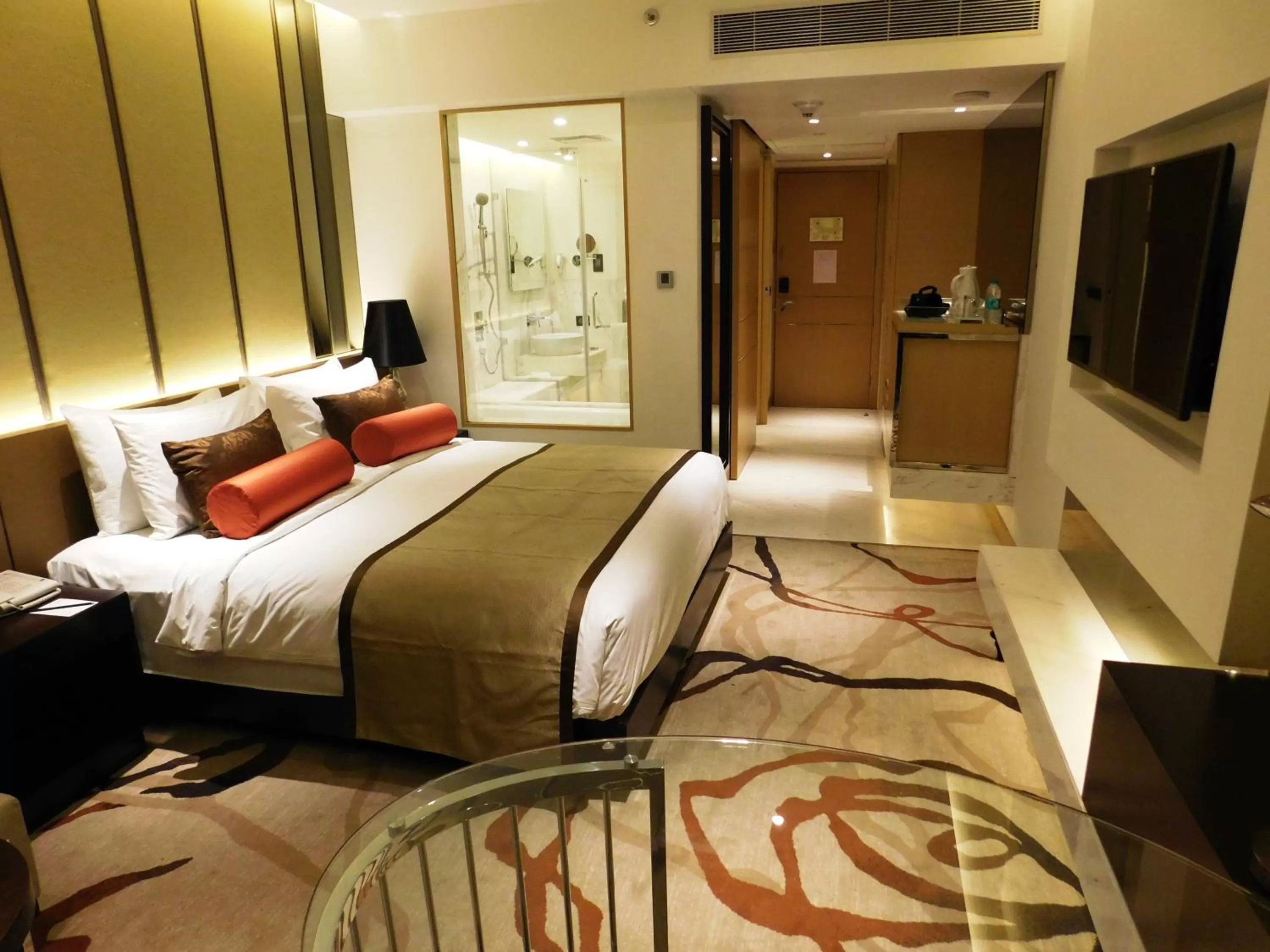 Living room, Bed in Pride Plaza Hotel, Aerocity New Delhi