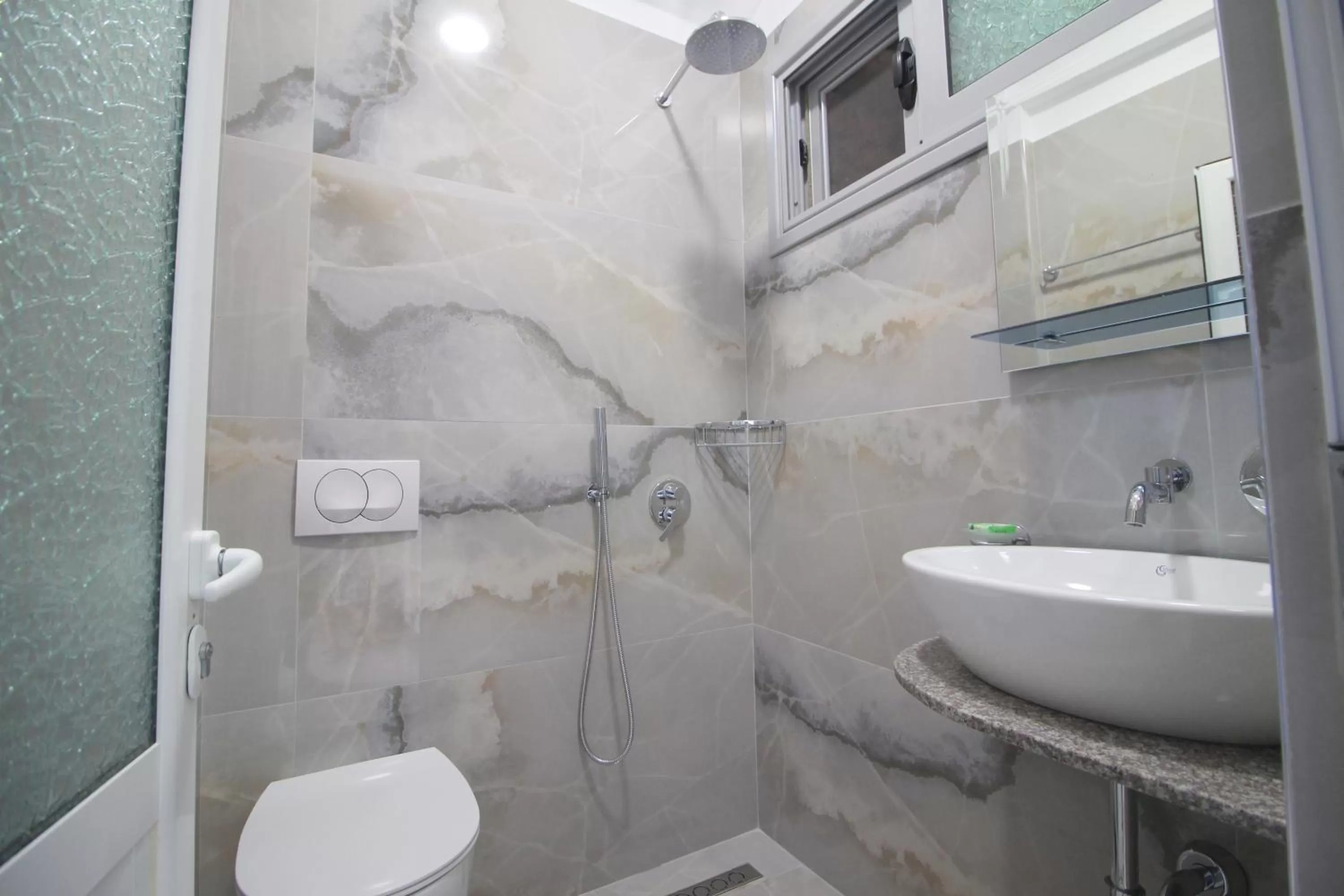 Bathroom in Murati Suites Sarandë