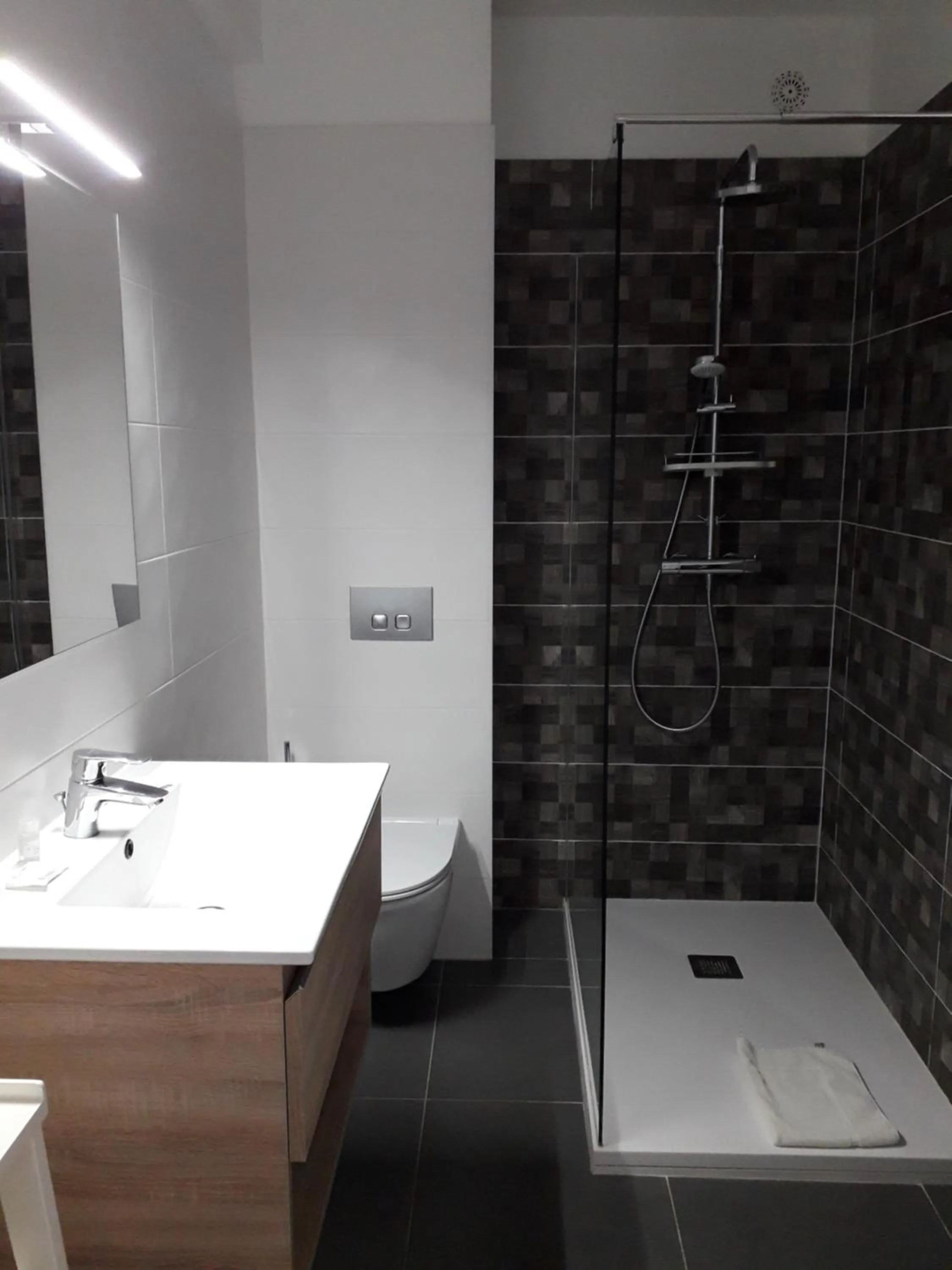 Shower in Hôtel The Originals Miramar, Royan Pontaillac