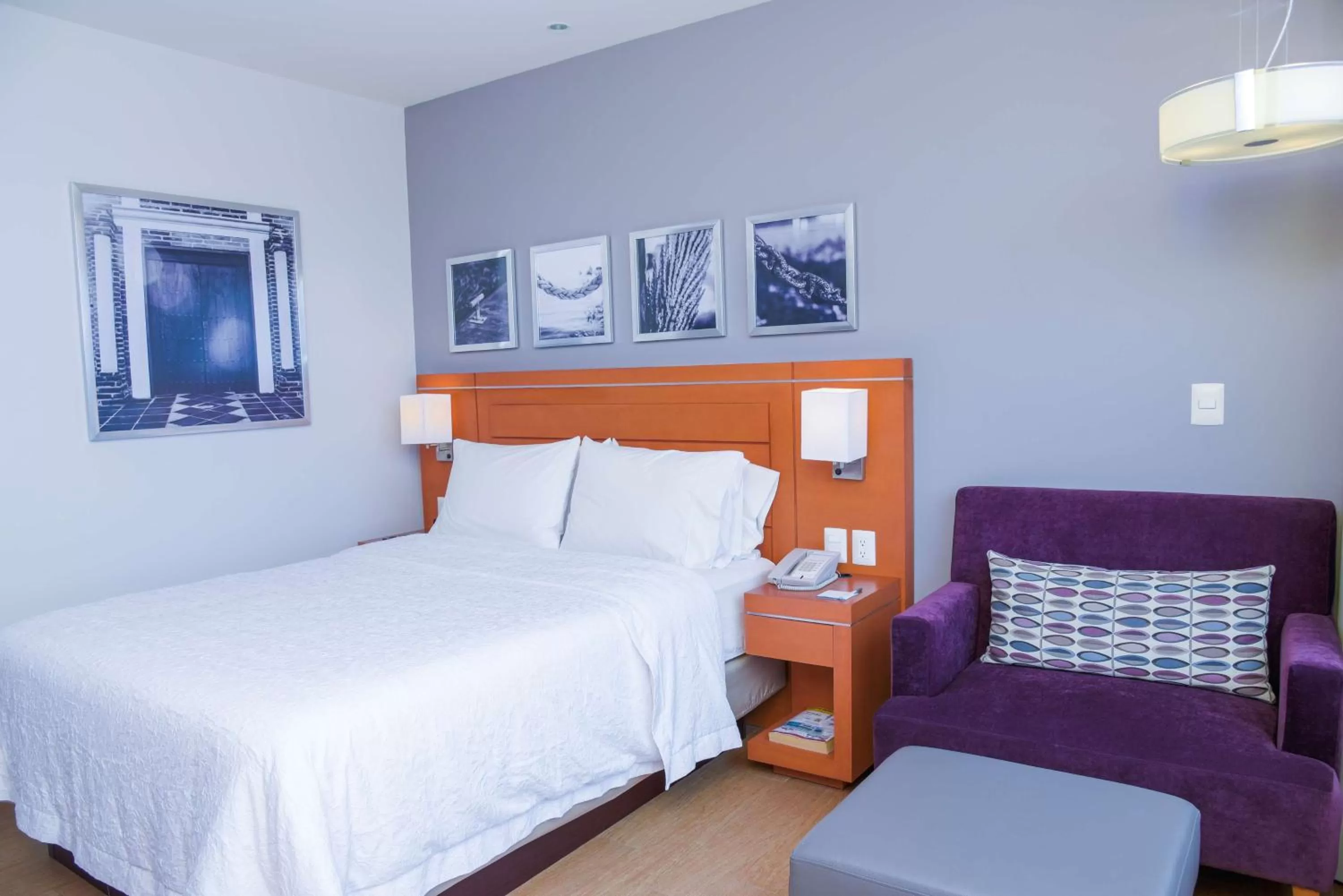 Bed in Hampton Inn & Suites by Hilton Paraiso