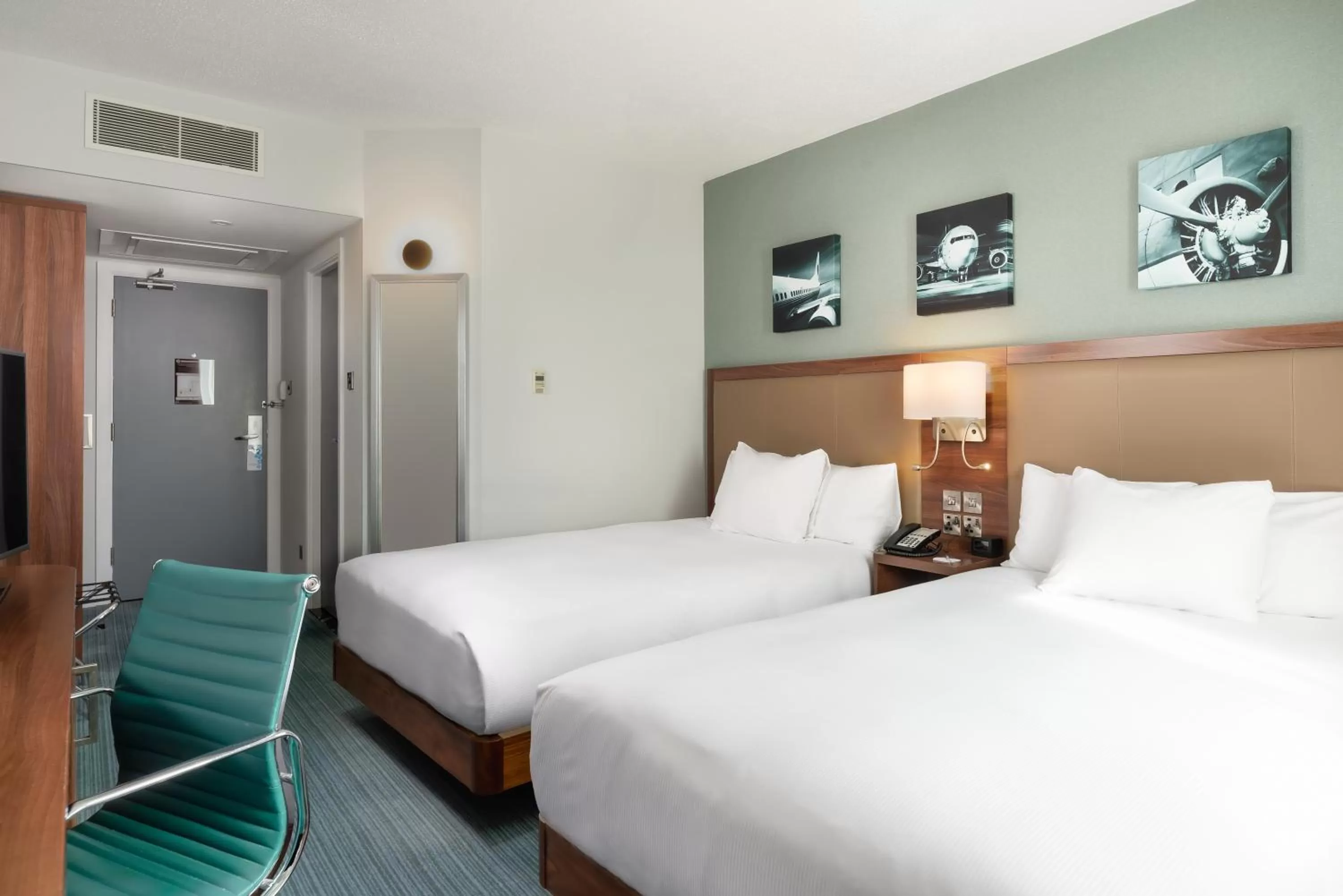Property building, Bed in Hilton Garden Inn London Heathrow Airport