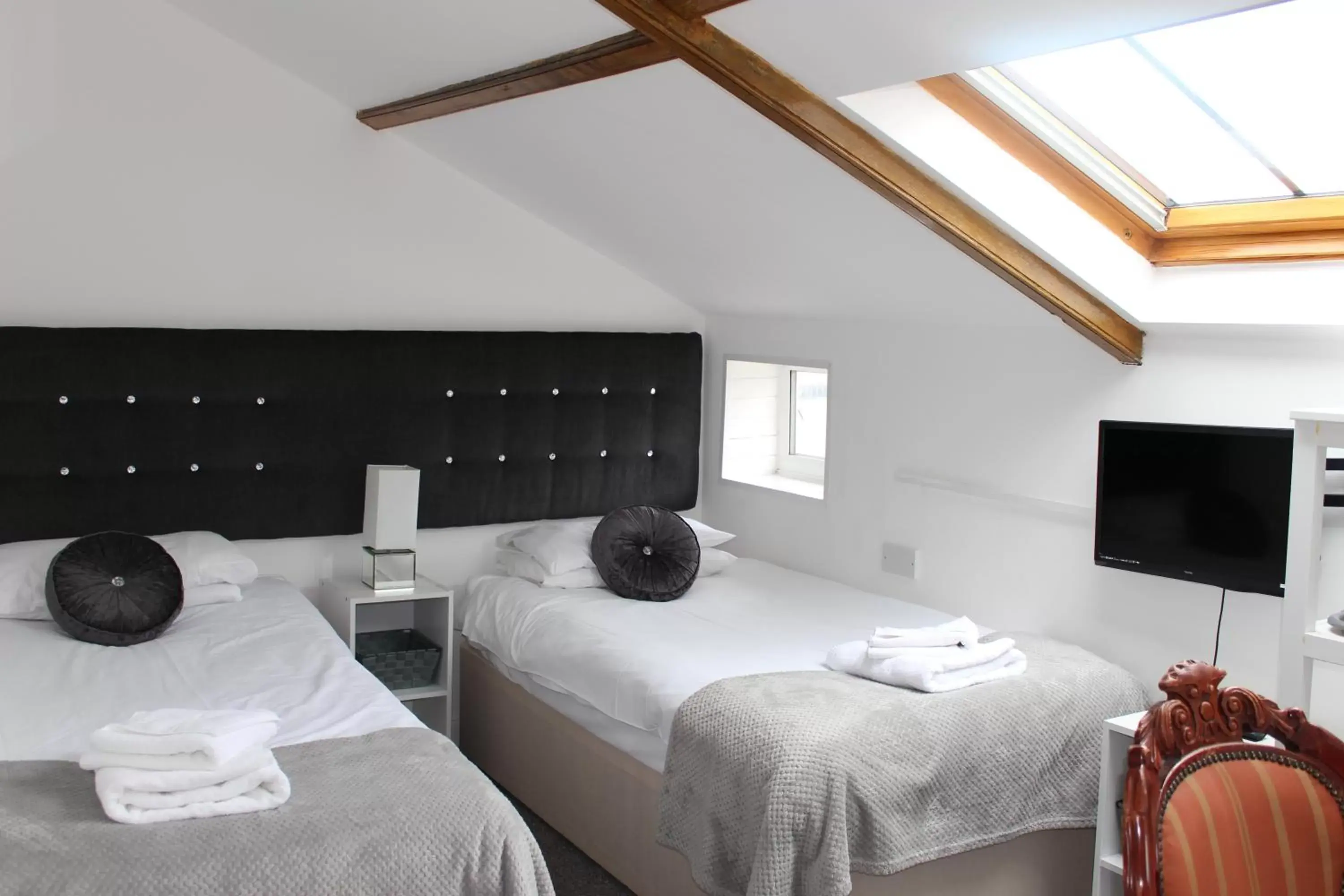 Deluxe Twin Room with River View & Skylight in Boars Head Boutique Hotel Deluxe Twin Room with River View & Skylight in Boars Head Boutique Hotel