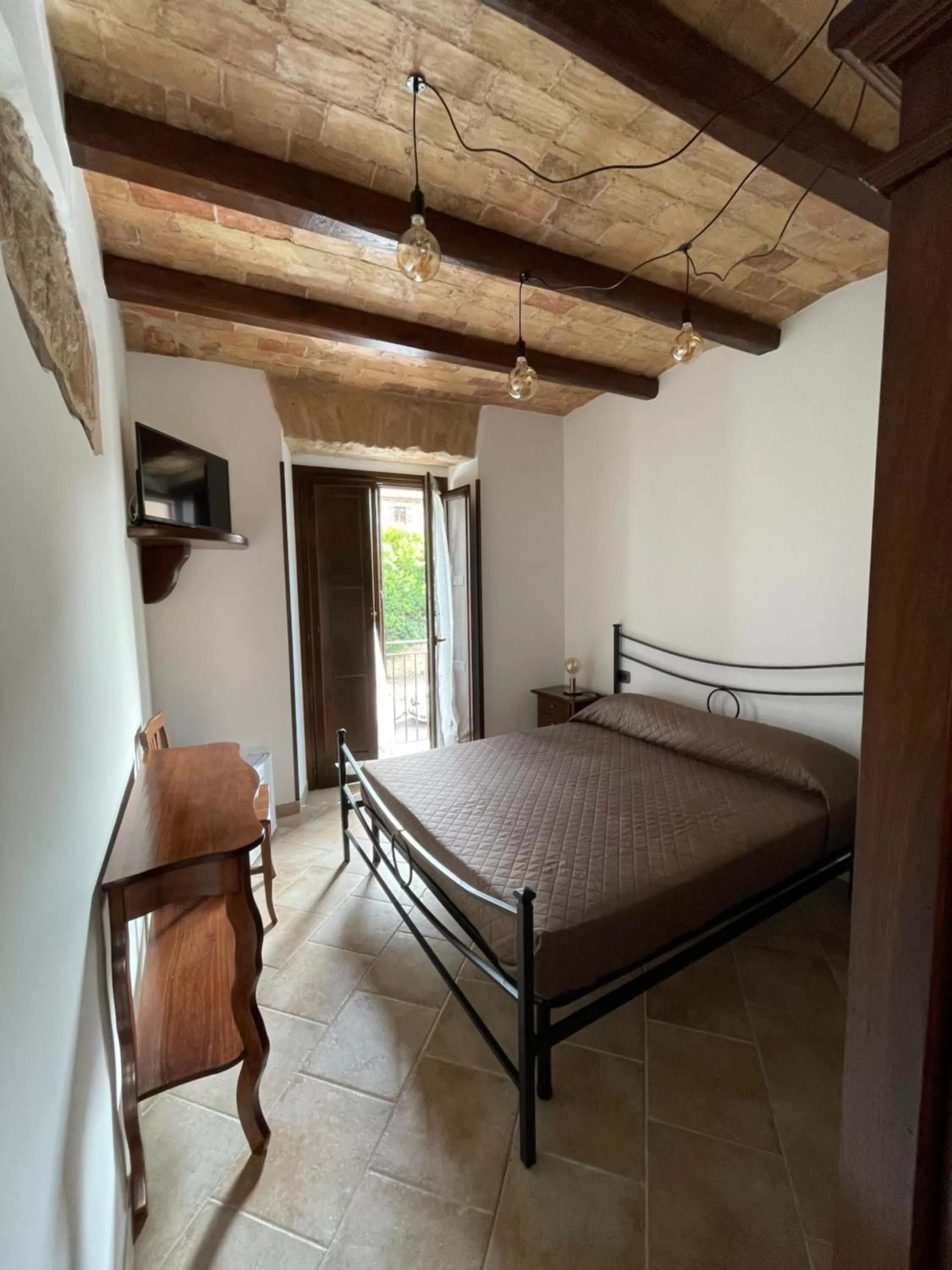 Photo of the whole room, Bed in La Vie En Rose