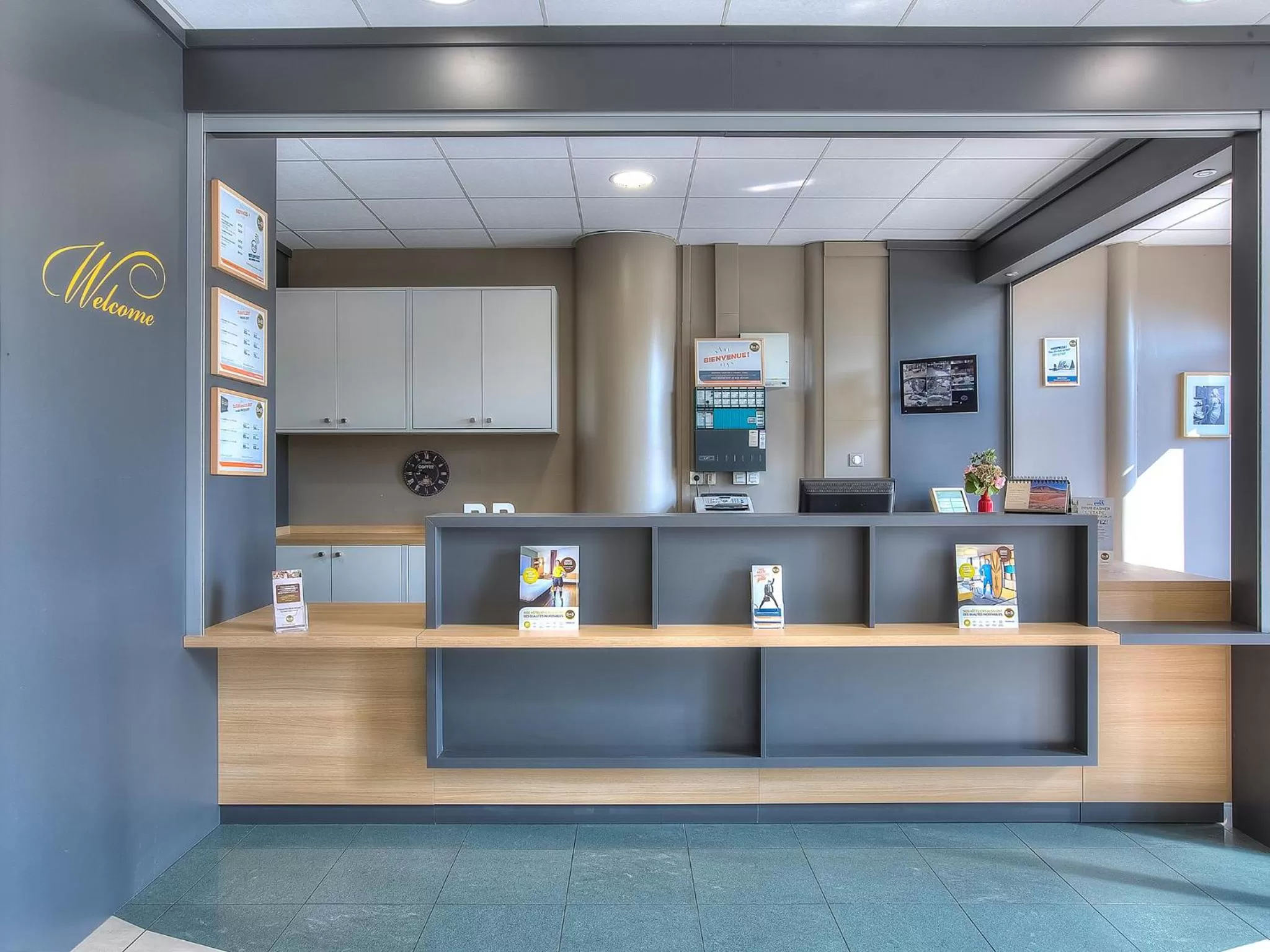 Lobby or reception in B&B HOTEL Villeneuve Loubet Village