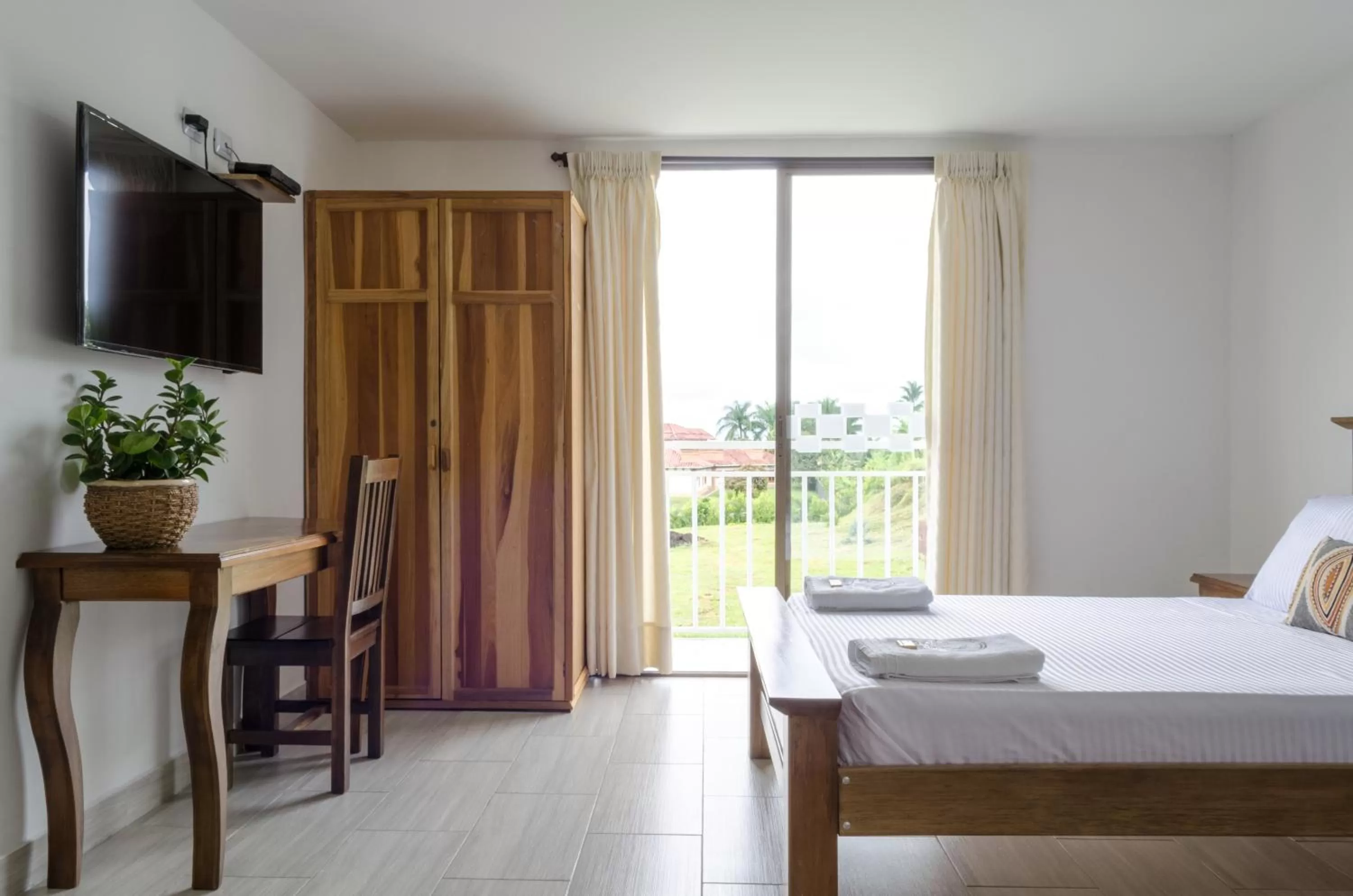 Balcony/Terrace, Bed in Hotel Santa Isabel