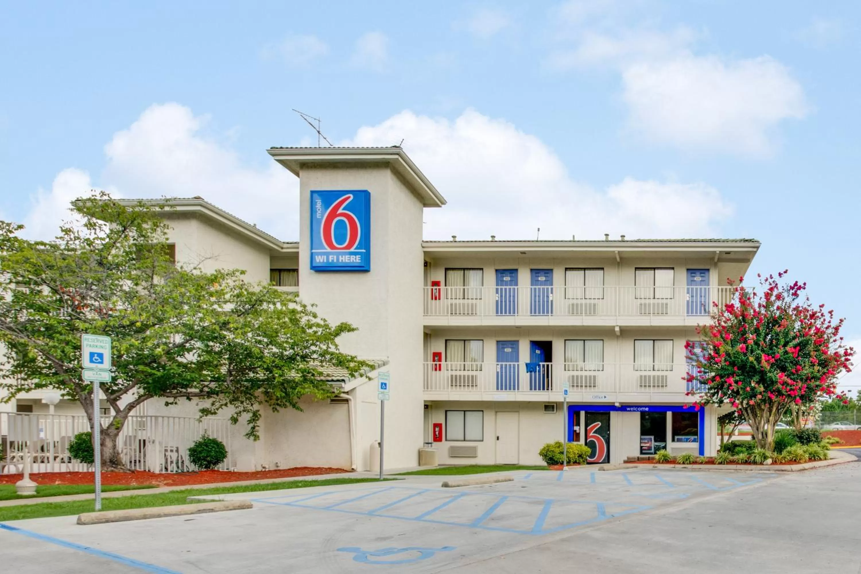 Facade/entrance in Motel 6-Columbus, OH - West
