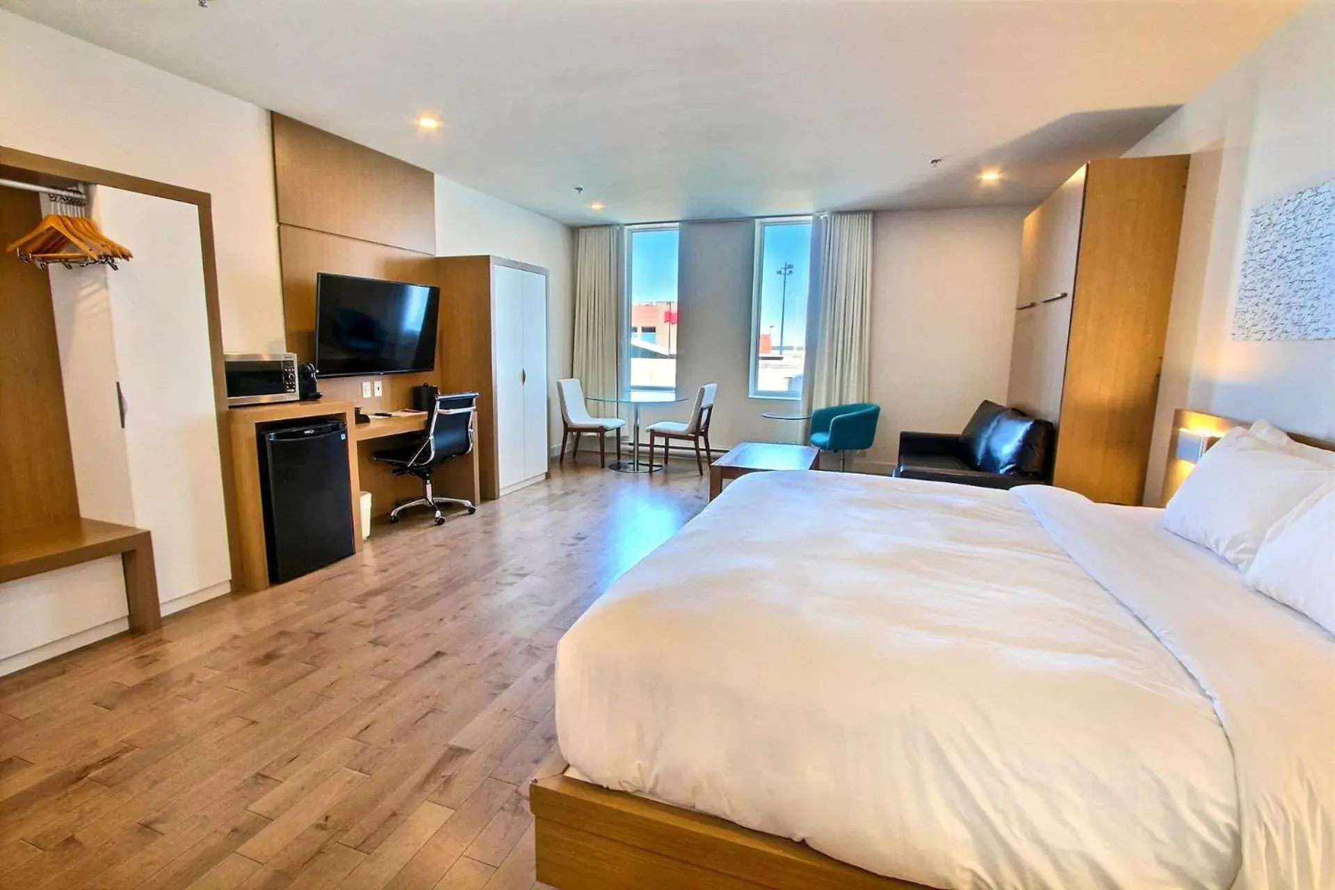 Executive Suite One King Bed and Murphy Bed in Hôtel Le Navigateur Executive Suite One King Bed and Murphy Bed in Hôtel Le Navigateur