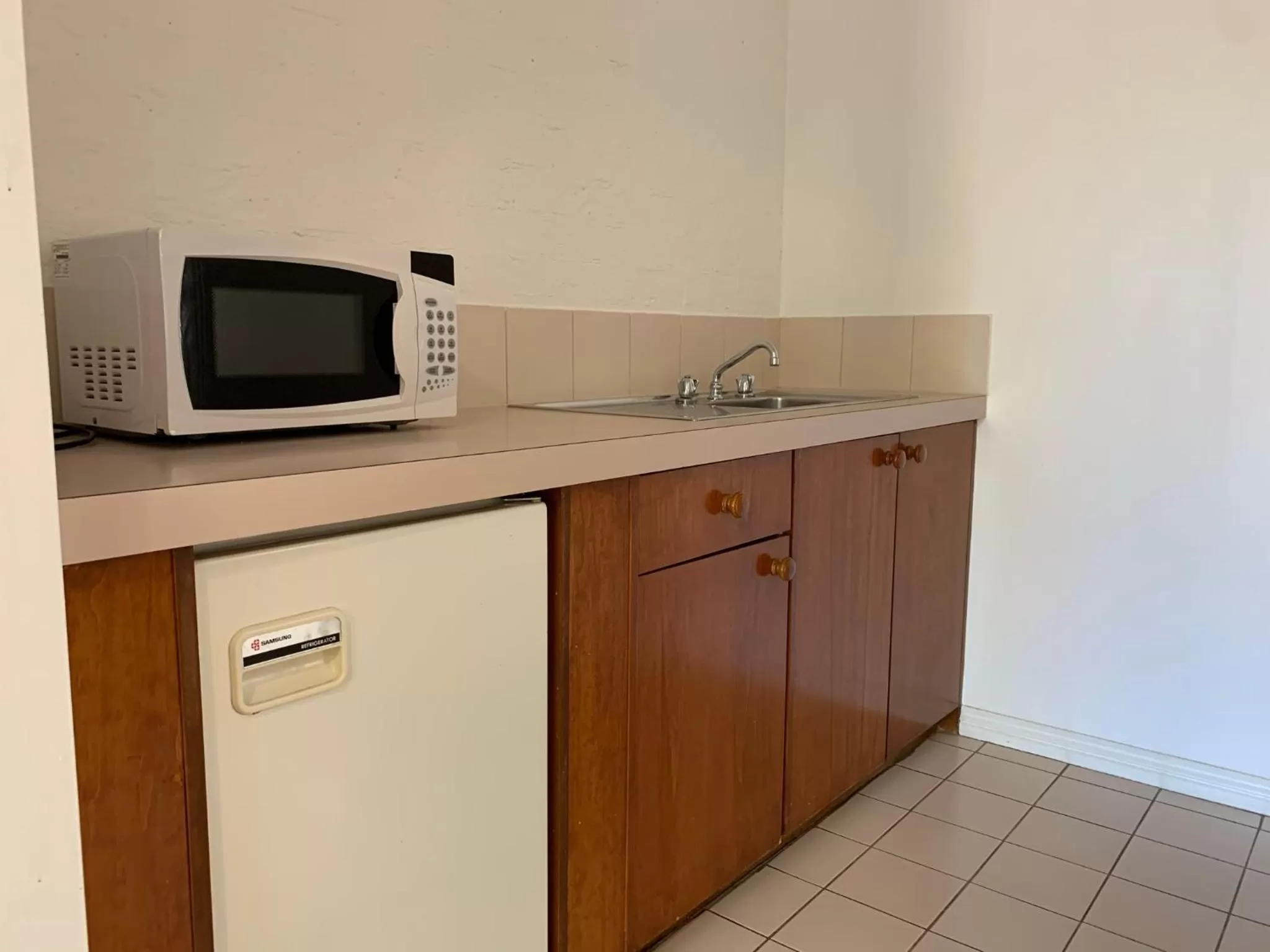 Kitchen or kitchenette in Swaggers Motor Inn